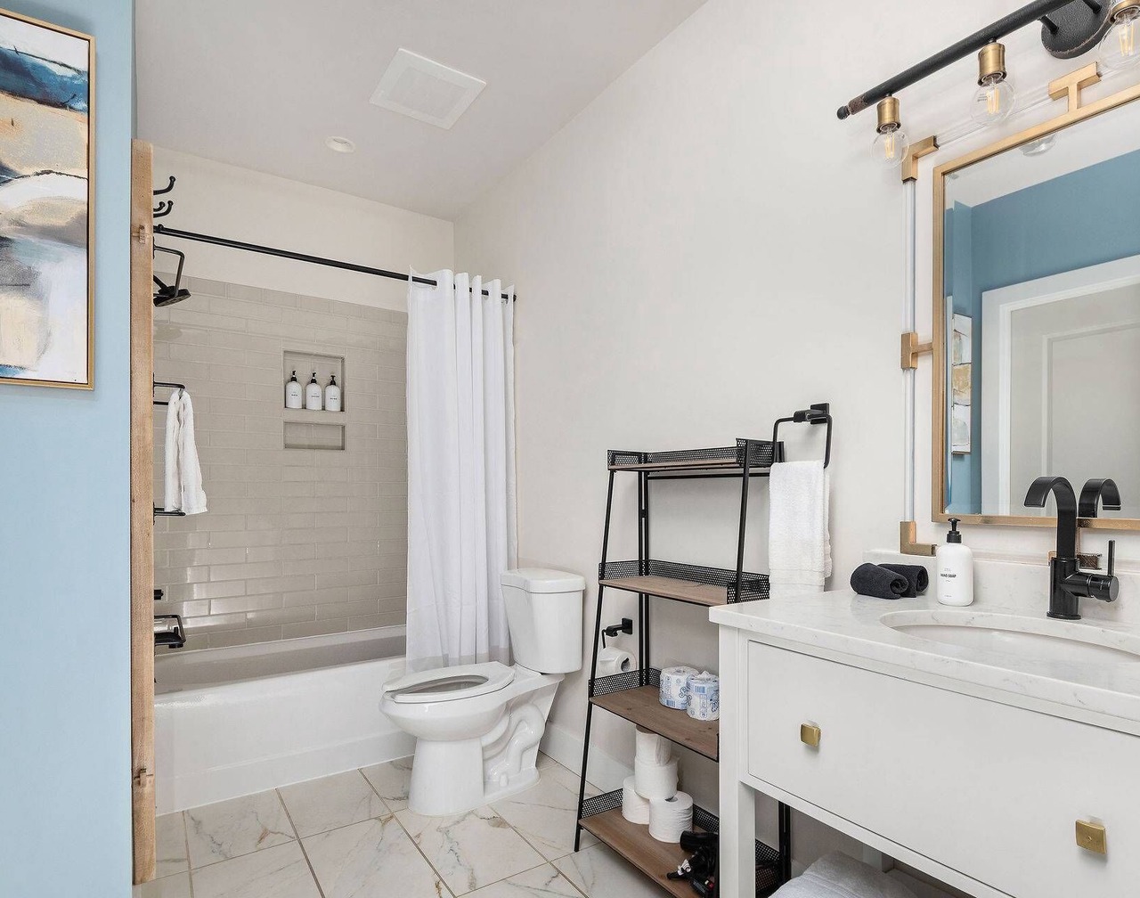 TB212 ~ Exclusive Suite w/Pool ~ 2 Miles to Broadway ~ 1865 Club/Bar On Site ~ Free Parking 1