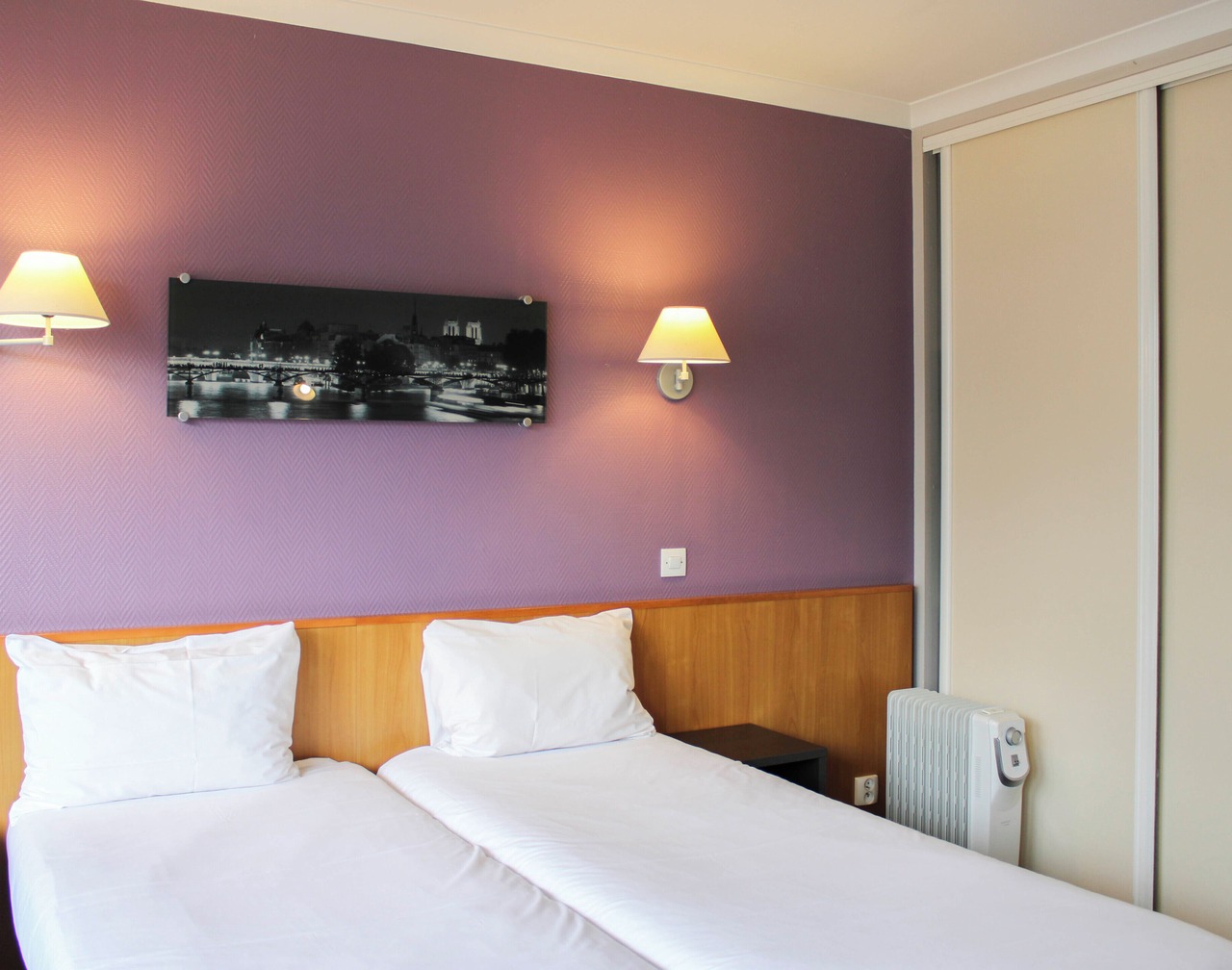 Bright studio apartment with parking and balcony 1