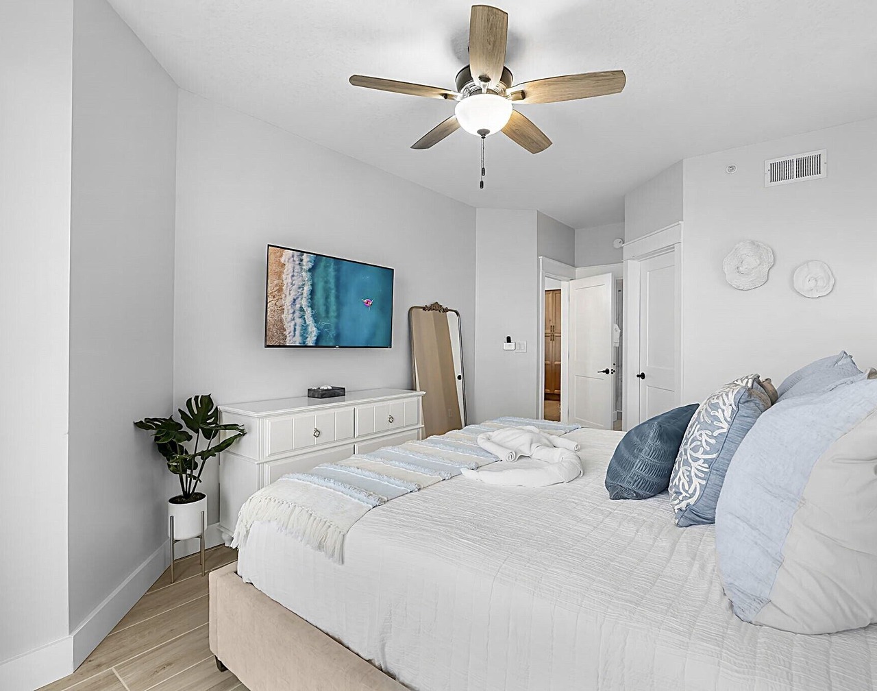 GULF FRONT | Remodeled, Upscale 3 BR (2 King Suites) | Beach Chair Svc Included! 1