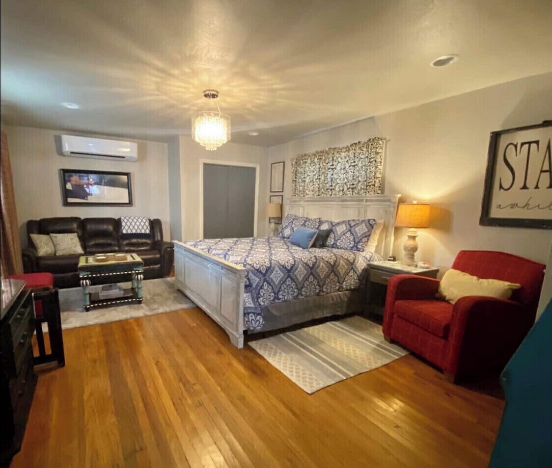 Rock Island Rail House.🐾 Dog friendly, Private 6ft. Fenced Yard 1