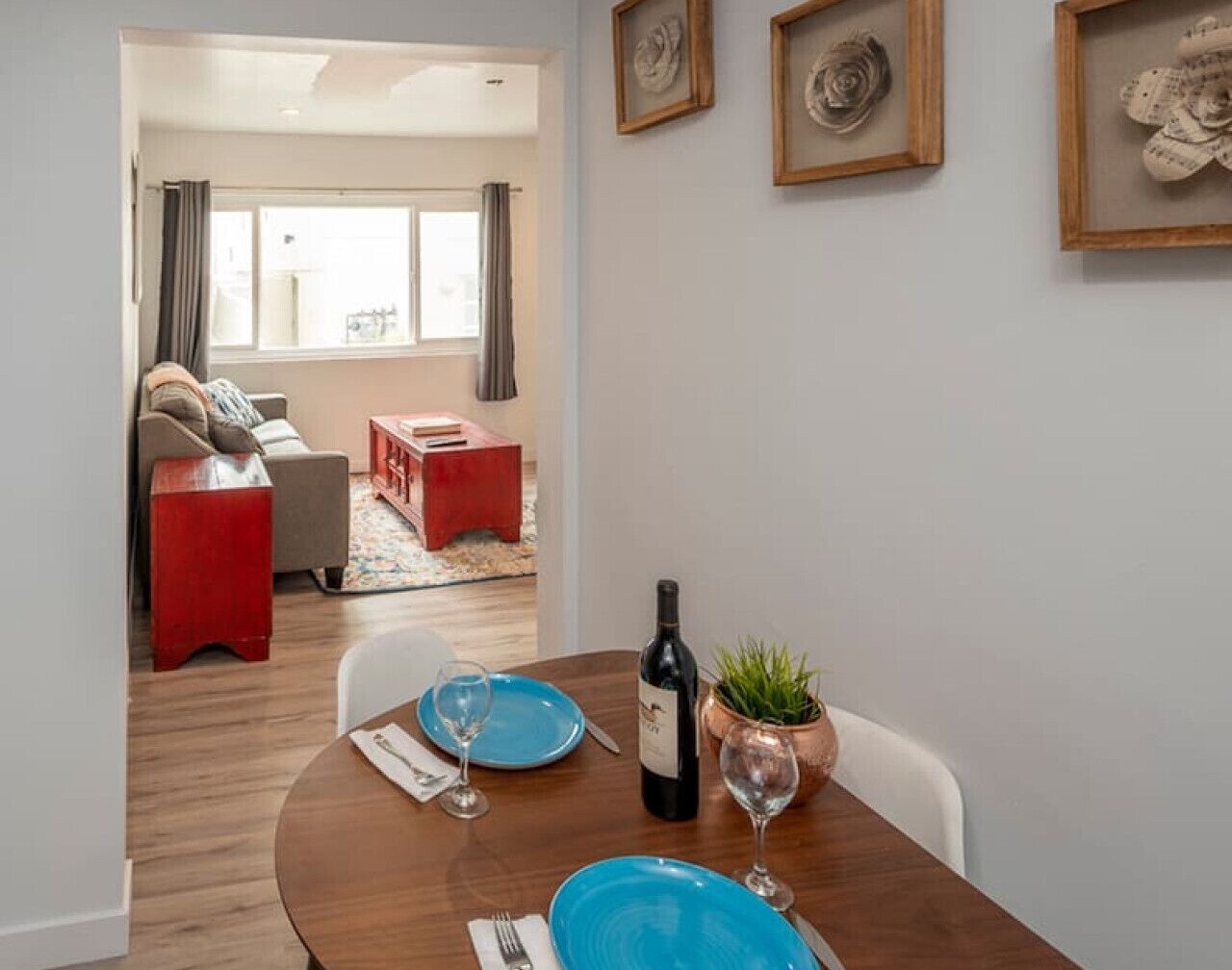 Bright 2 Bedroom 1.5 bath 15 Seconds to the BEACH! 1