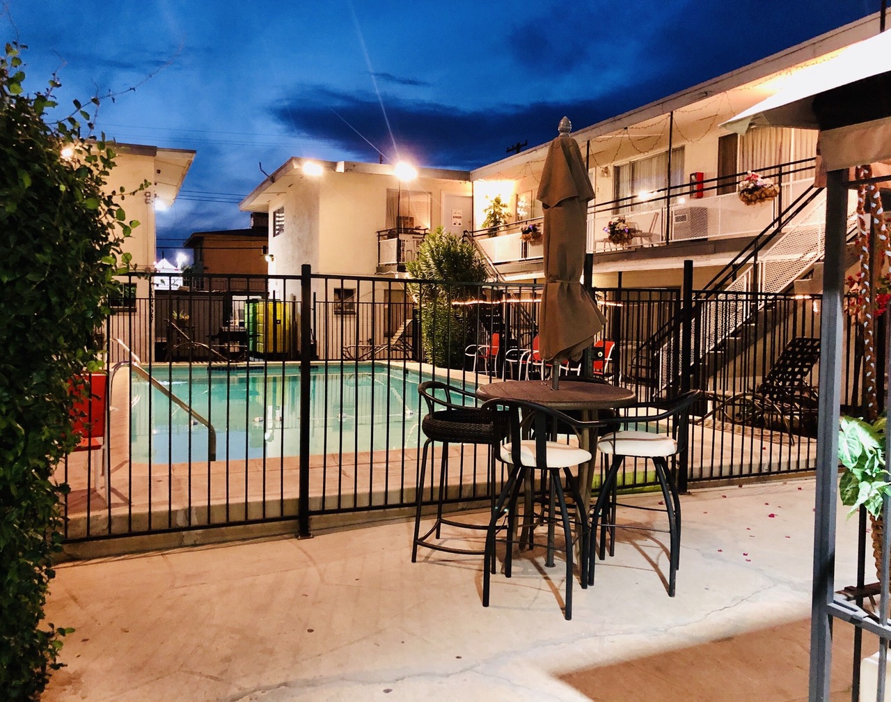 next to Strip 3BRVegas LVCC-1mile walk bestSpot POOL Labor Day enjoy cozy love 1