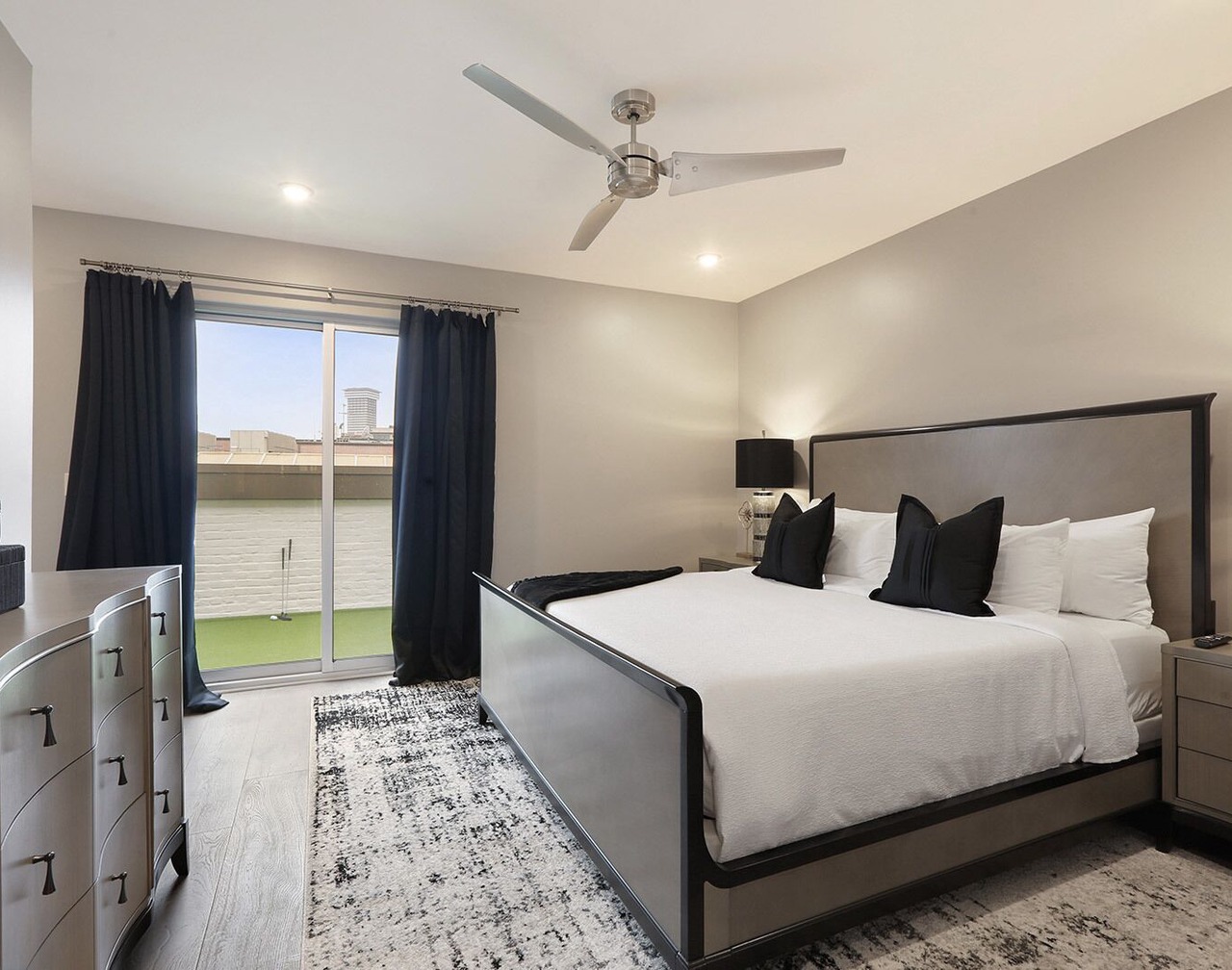 ⛳️ PERFECT PENTHOUSE! Downtown, Secluded Terrace PUTT-PUTT, PING PONG, OUTDOOR CHESS+CHECKERS! 1