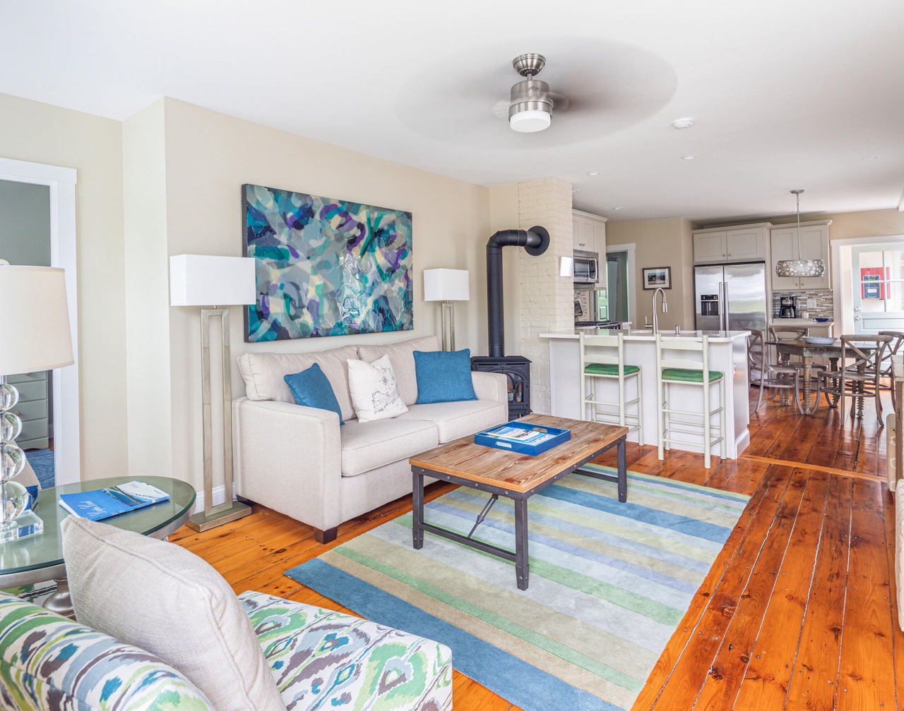 Your Getaway in the West End - Sleeps 4! 1