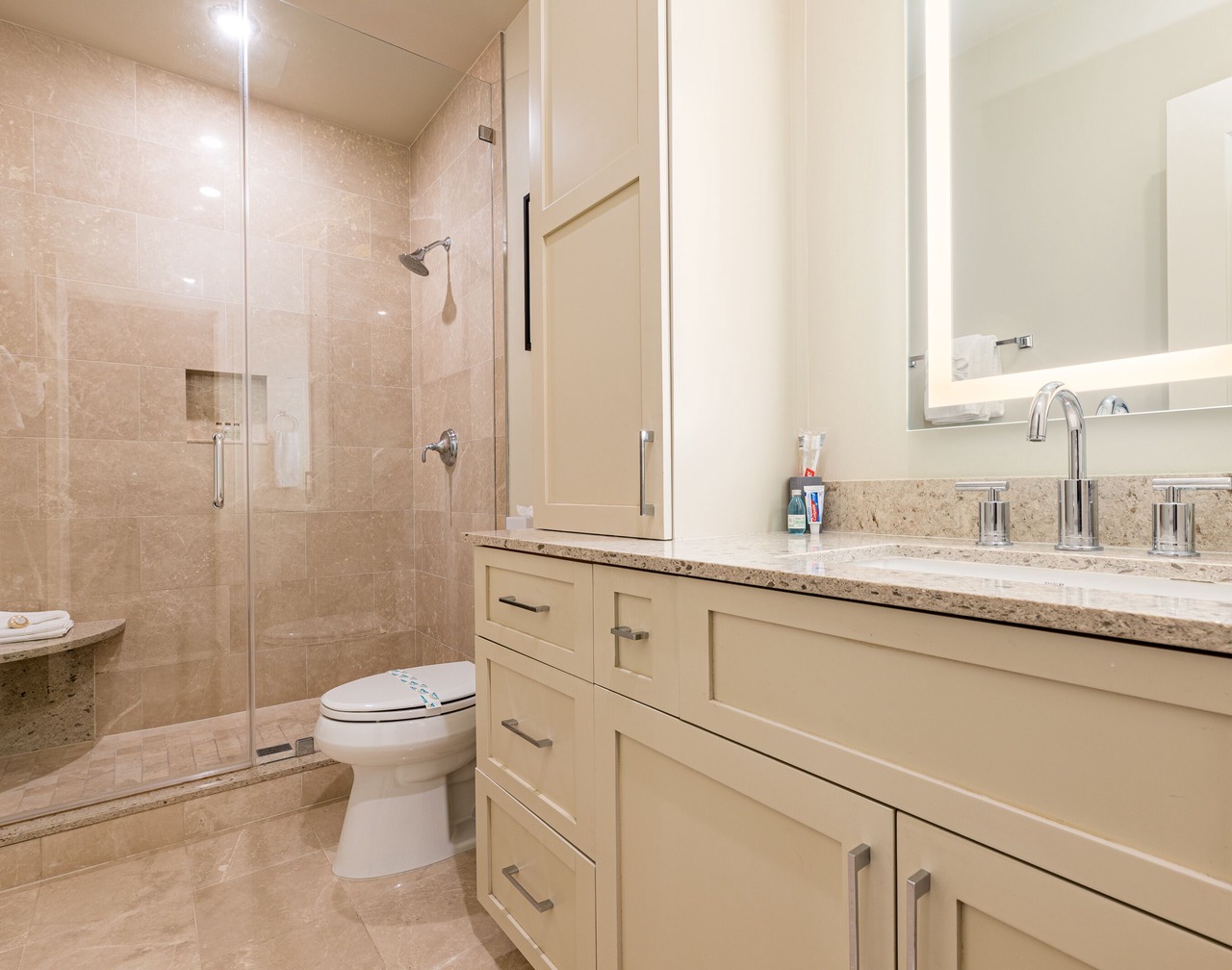 ✨GLAM MEETS DOWNTOWN HISTORIC CHARMER✨Spacious Corner Condo with Sleeper Sofa | The Stella 1