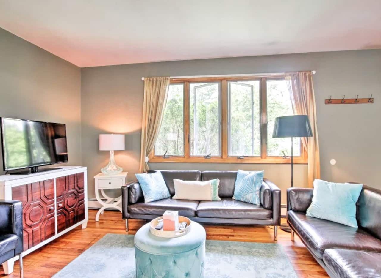 Fully stocked vacation home with large private yard, decks and BBQ gas grill & 1 mile to Narragansett Beach ! 1
