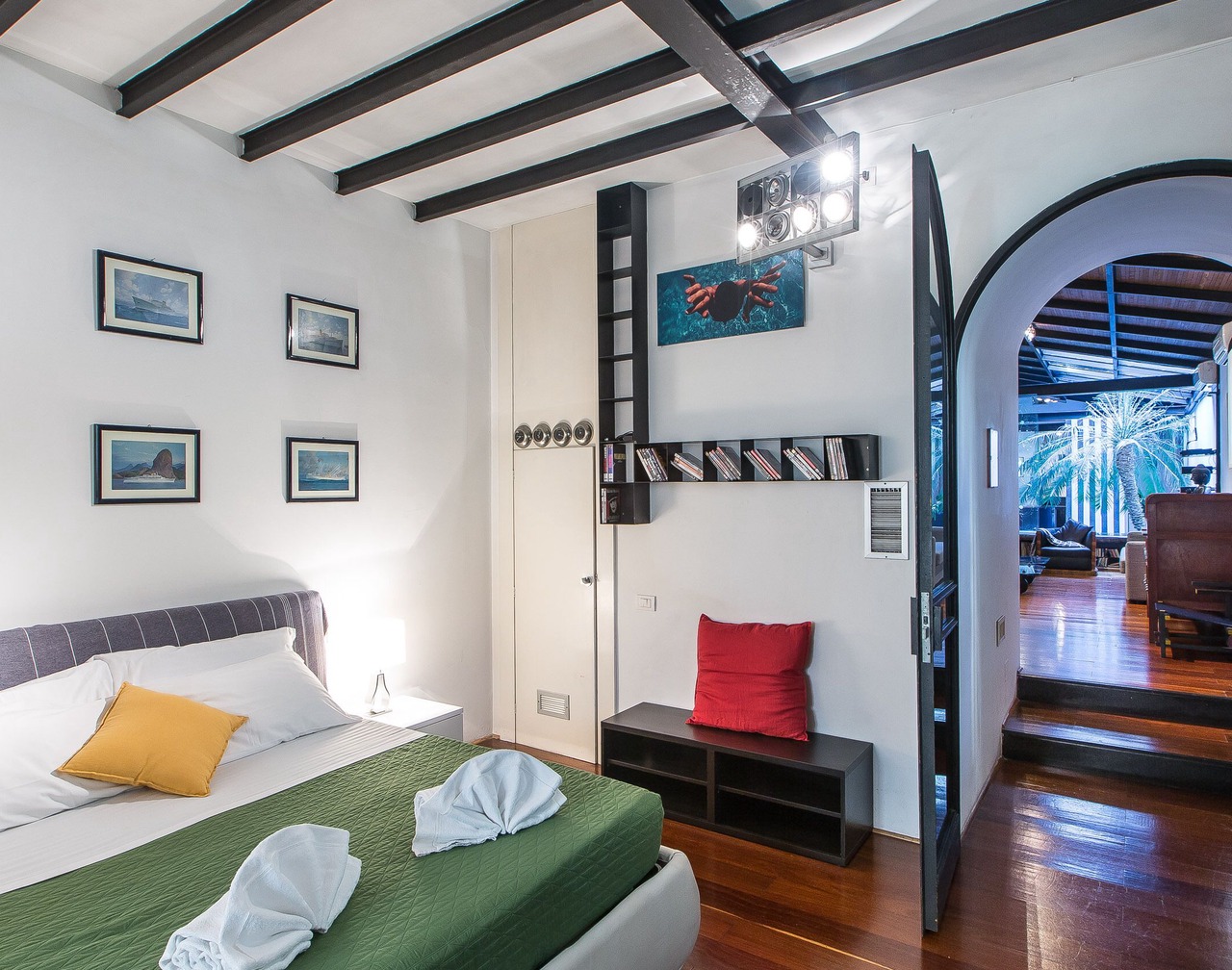 Botanical Garden, exclusive apartment with swimming pool in the living room, located in . 1