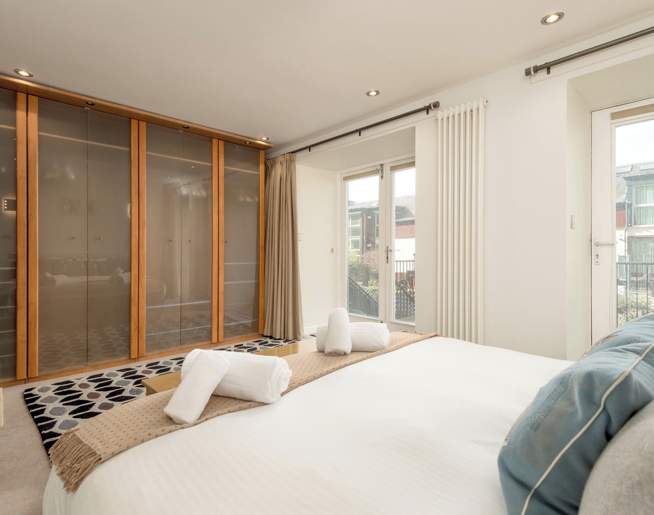 Stunning 3-bedroom apartment in the heart of Edinburgh's city centre. Sleeps 6. 1