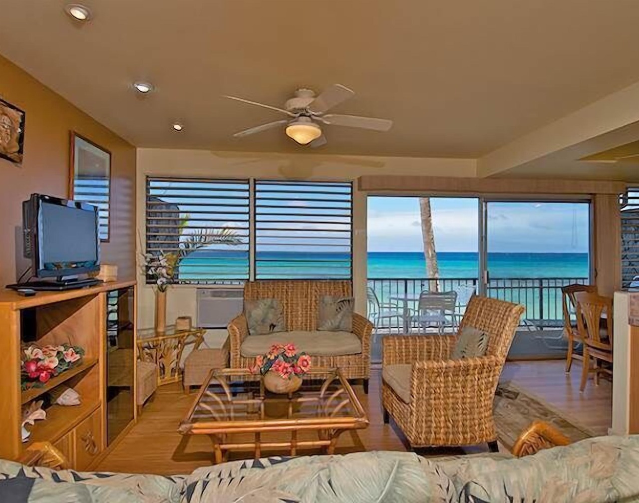 Watch Sea Turtles from this Ocean Front Lanai. Affordable in Paradise! 1