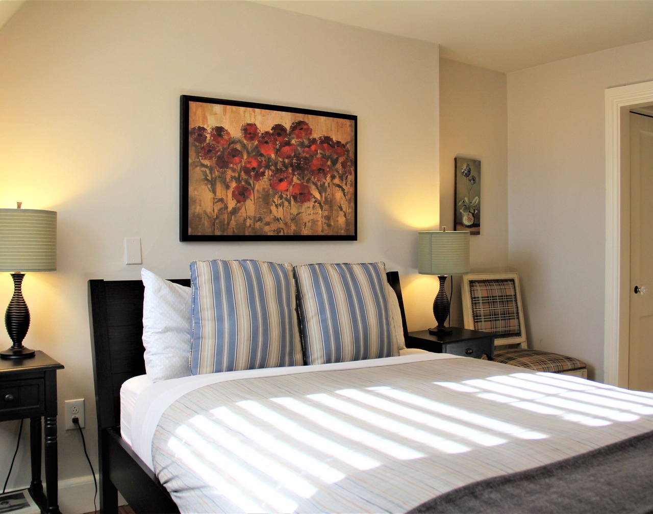 "Fort Hill Inn" Sunny, Penthouse Duplex! L@K 3 bed, 2 bath, 1.5 miles Center 1