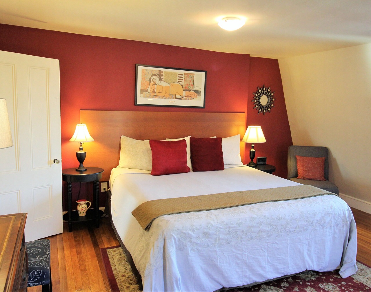 "Fort Hill Inn" Sunny, Penthouse Duplex! L@K 3 bed, 2 bath, 1.5 miles Center 1