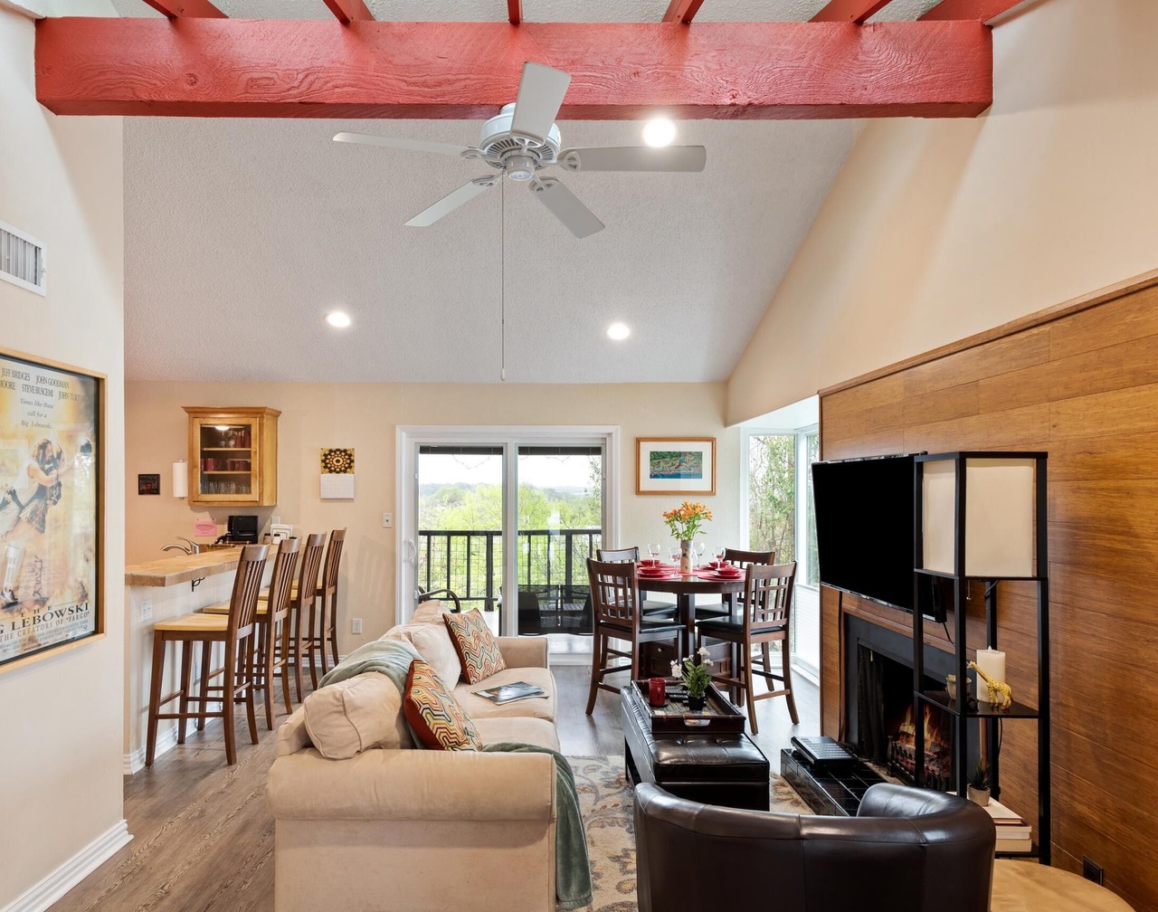 King bed, view, patio, .33 miles to Barton Springs/Zilker Park, @2 miles to DT! 1