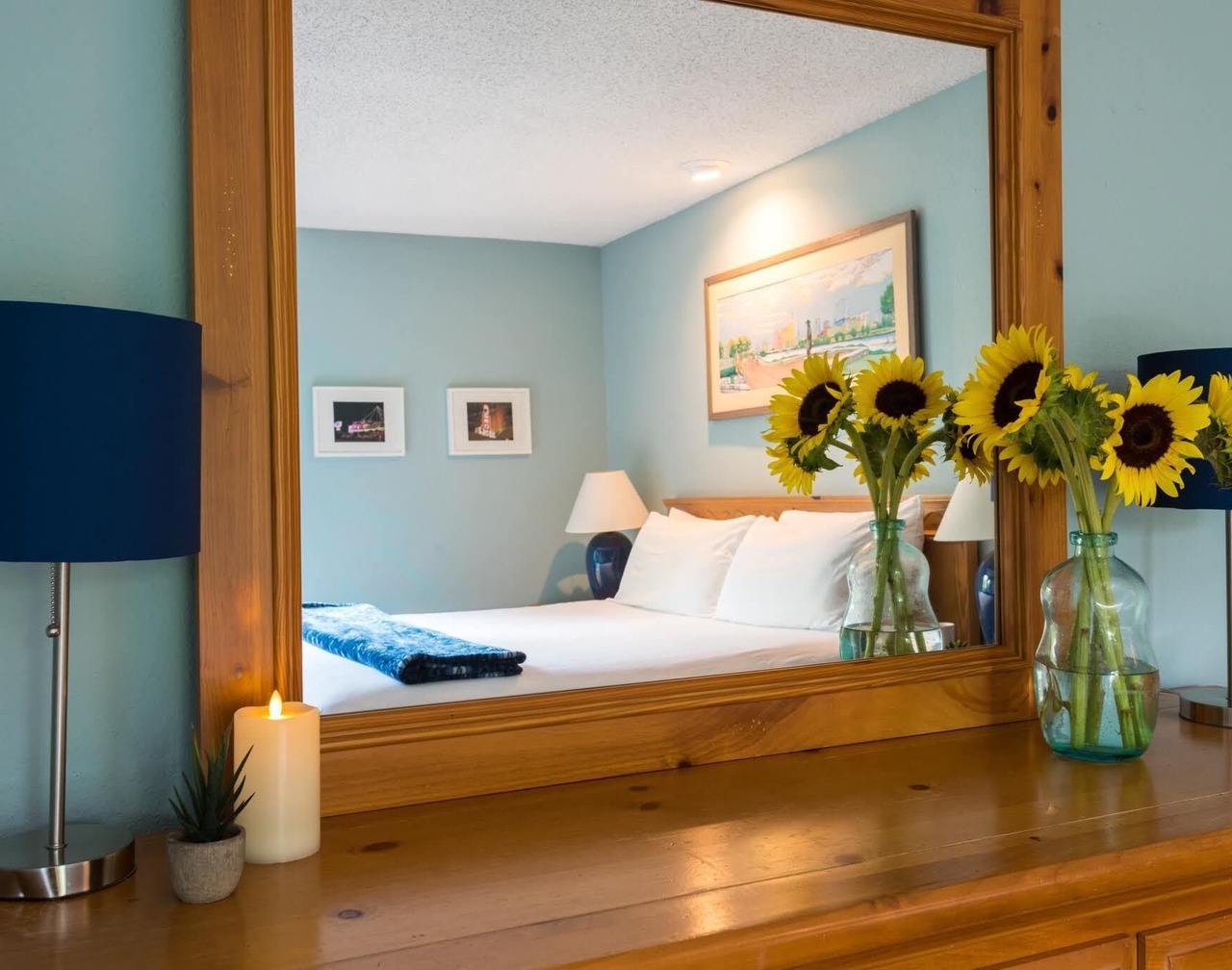 1 King bed, covered Deck; .33 mi to Zilker Park & Barton Springs; @2 mi to DT! 1