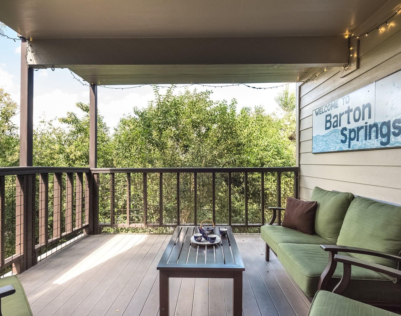 1 King bed, covered Deck; .33 mi to Zilker Park & Barton Springs; @2 mi to DT! 1