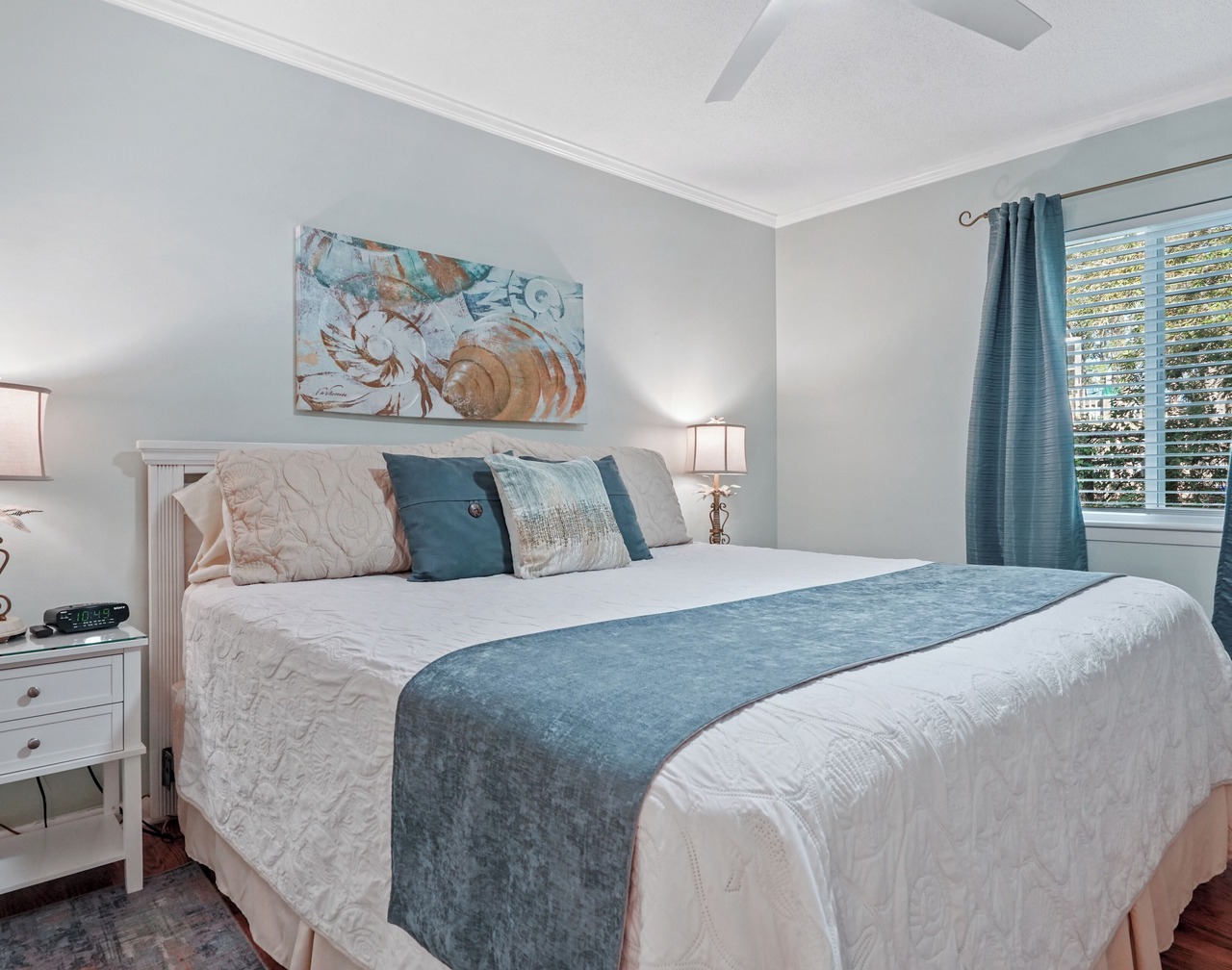 1BR Ground Floor Condo with Screened-in Porch! Reduced rates for August! 1