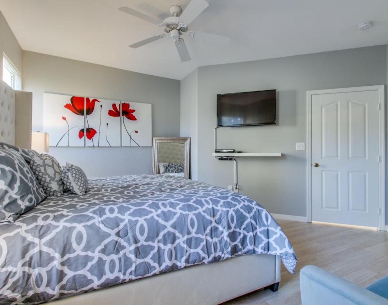 Fantastic Award Winning Newly Renovated Condo 4 miles to Disney 2+2 1