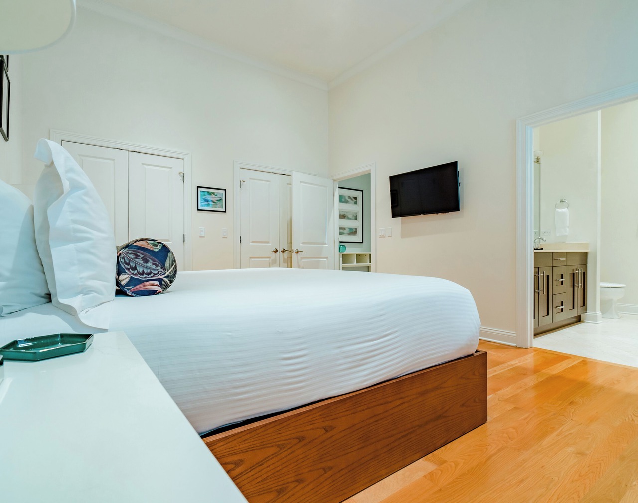 3 Bedroom/2 Bathroom Luxury Suite in Vibrant Andersonville 1