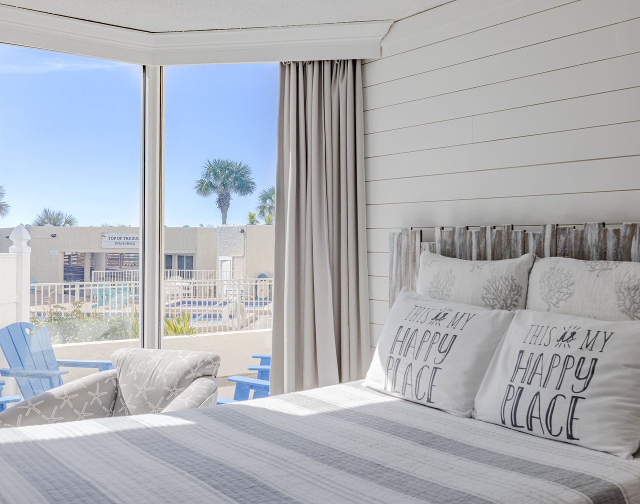 MY HAPPY PLACE TOO! BEACHFRONT! PATIO! FREE BEACH CHAIRS MARCH 1-OCTOBER 31 1