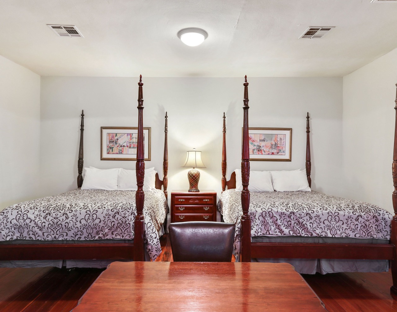 Excellent Location: 3 Blocks to Bourbon St. and the French Quarter attractions. 1