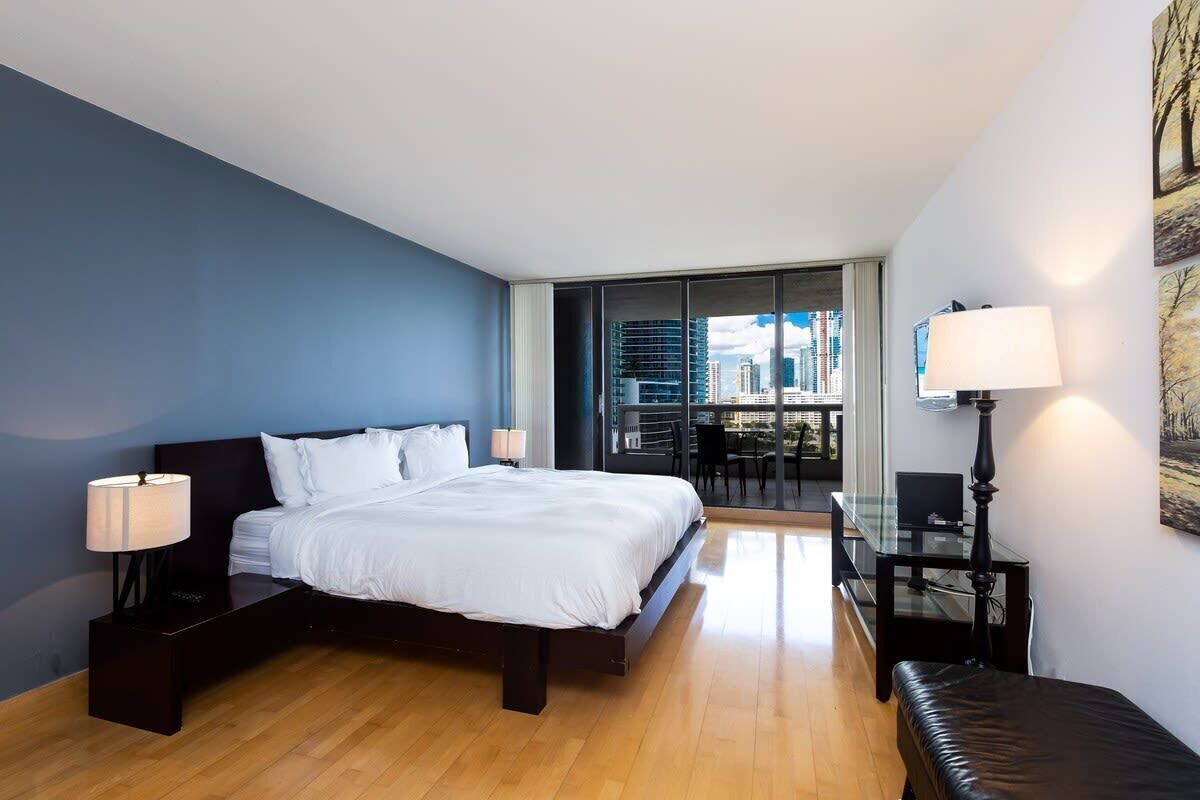Modern Long Stay Apt | Bayview Balcony | StayCozy 1