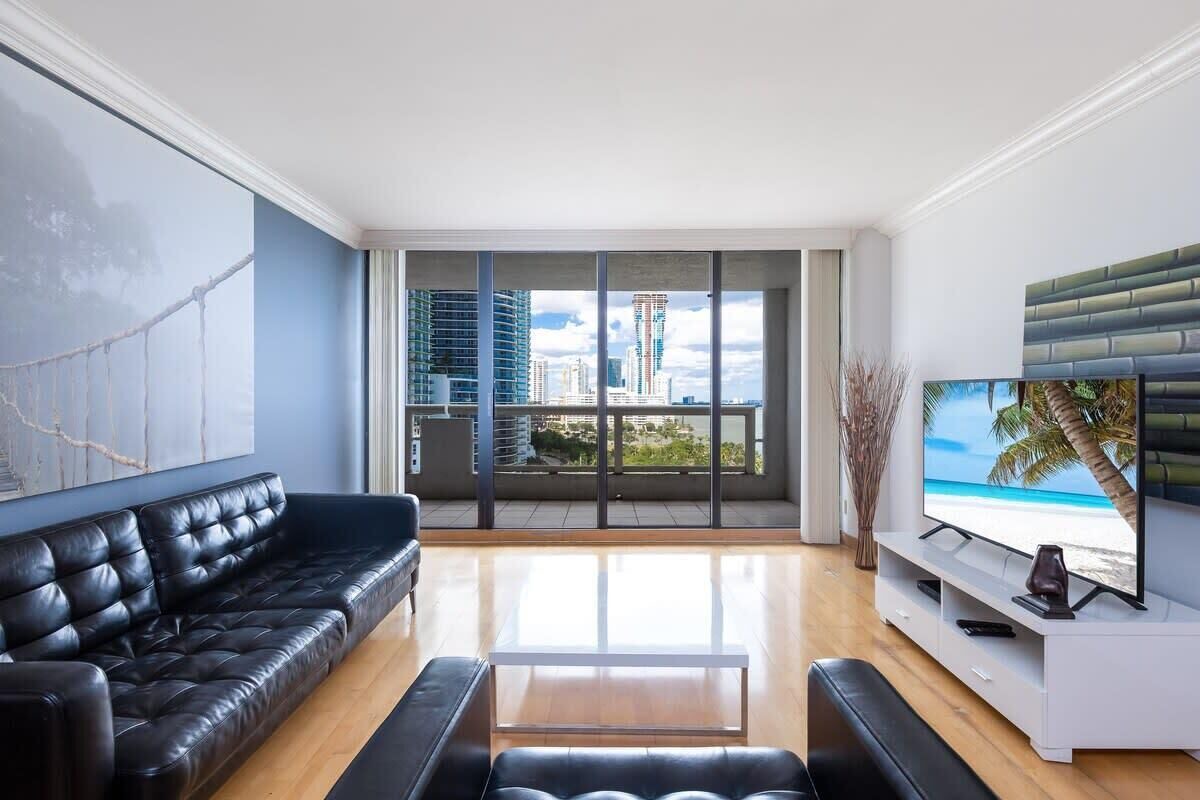 Modern Long Stay Apt | Bayview Balcony | StayCozy 1