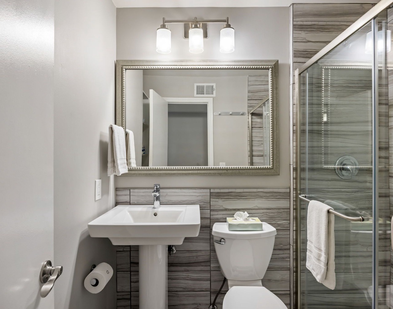 (BC2bH) Great Location, Peaceful Condo Near Peachtree Street 1