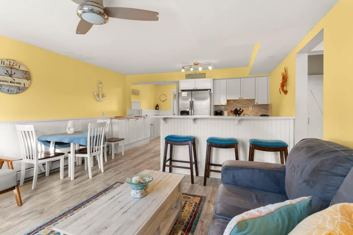 10 Mins From Downtown | Walk to Beach & Lighthouse 1