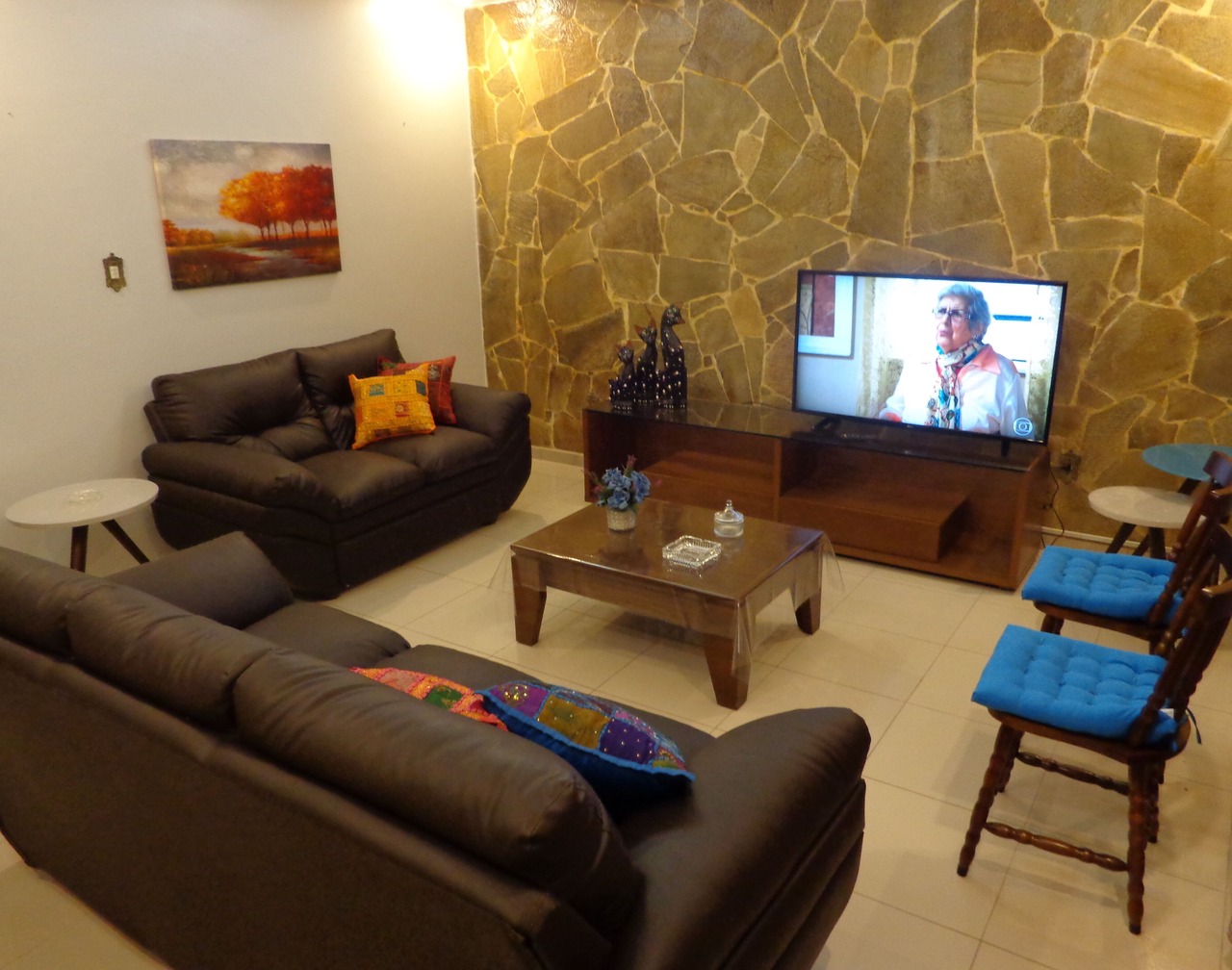 MAKE YOURSELF AT HOME! Spacious, 4 bedrooms, air conditioning, free Wi-Fi, close to the street market! 1