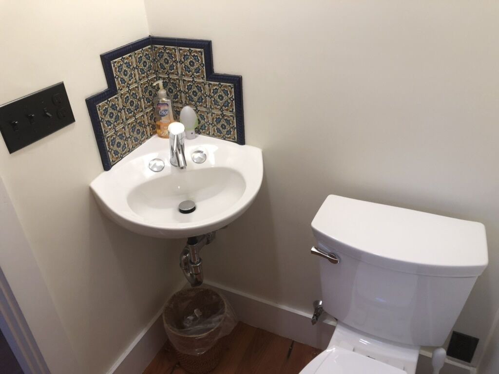 Airy new apt for 2-6. Off-street parking. Walk to shops/restaurants/subway/bus 1
