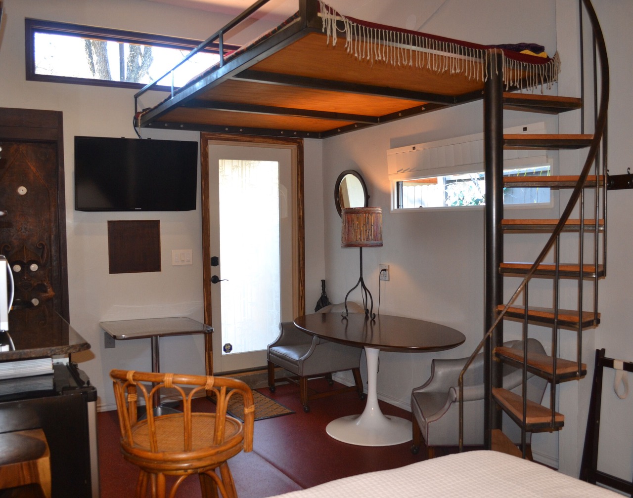 5 minutes to Everything Austin-easy walk to Downtown or to swim Barton Springs 1