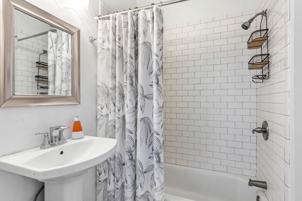 20% OFF Monthly | 10% OFF Weekly- Private 2BR in Uptown by Hosteeva 1