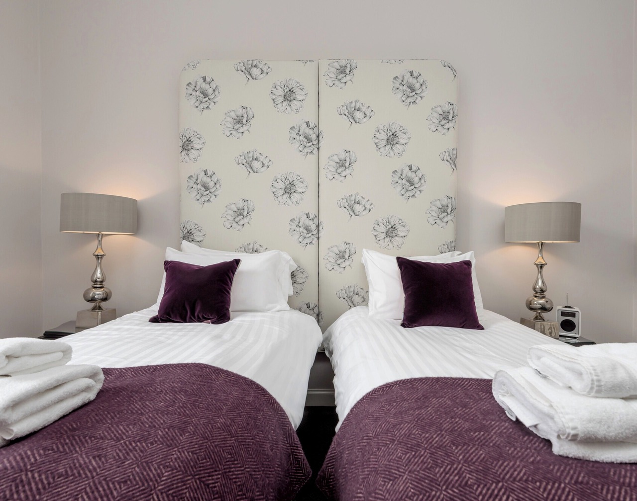 Dramatic view of Edinburgh Castle, Luxury 5 star in the City Centre, Princes Street Gardens 1
