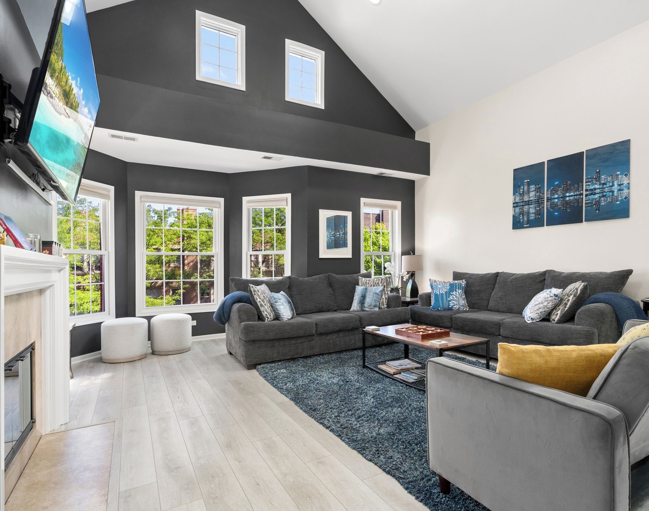 Dramatic Wrigley Loft +PRIVATE Rooftop, Center of Wrigley, Ranked GUEST FAVORITE 1