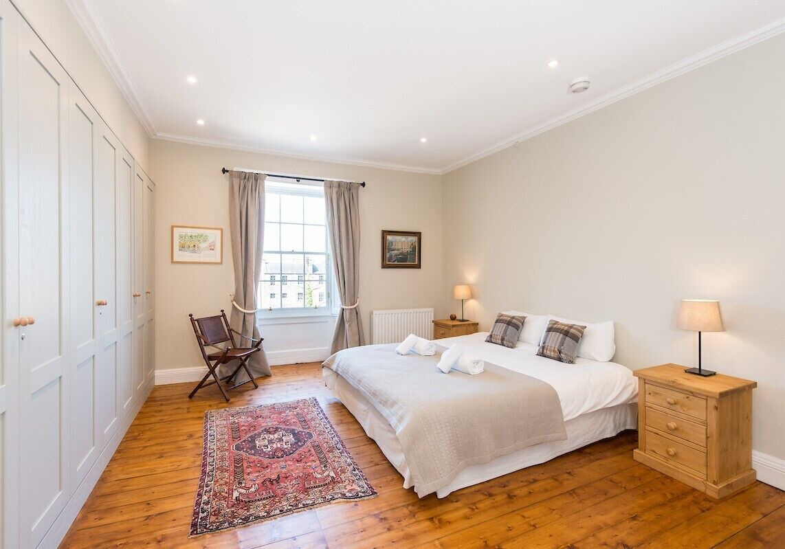 Stay in this tranquil and gorgeous City Centre home, for a unique Edinburgh experience 1