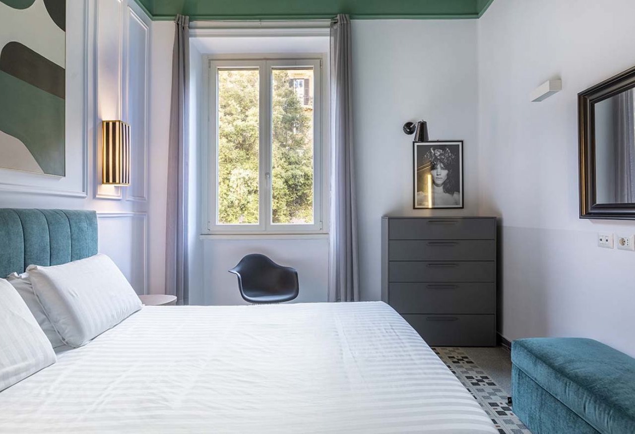 The bright, spacious apartment is located in Via Luigi Settembrini, on the 1st floor of an elegant Art Nouveau residential building with porter's lodge and elevator, from the early 20th century. During the most recent renovation work, some antique, elegan 1