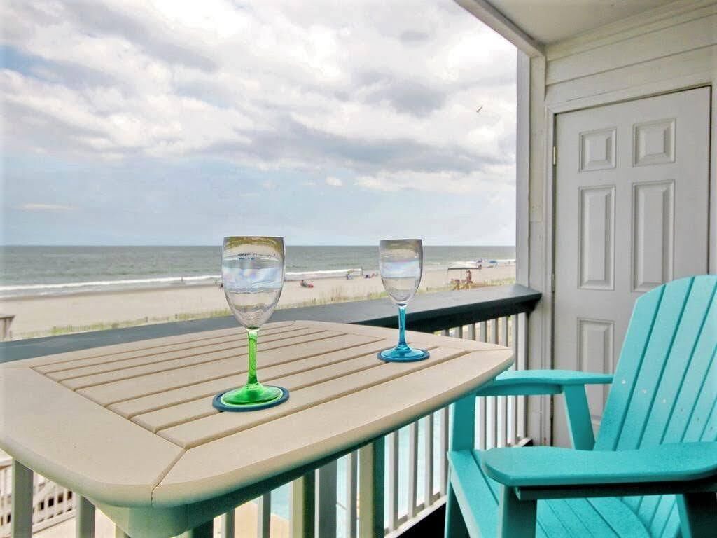Charming & Cozy 1st Floor Oceanfront and Beachfront Studio-Newly Renovated! 1