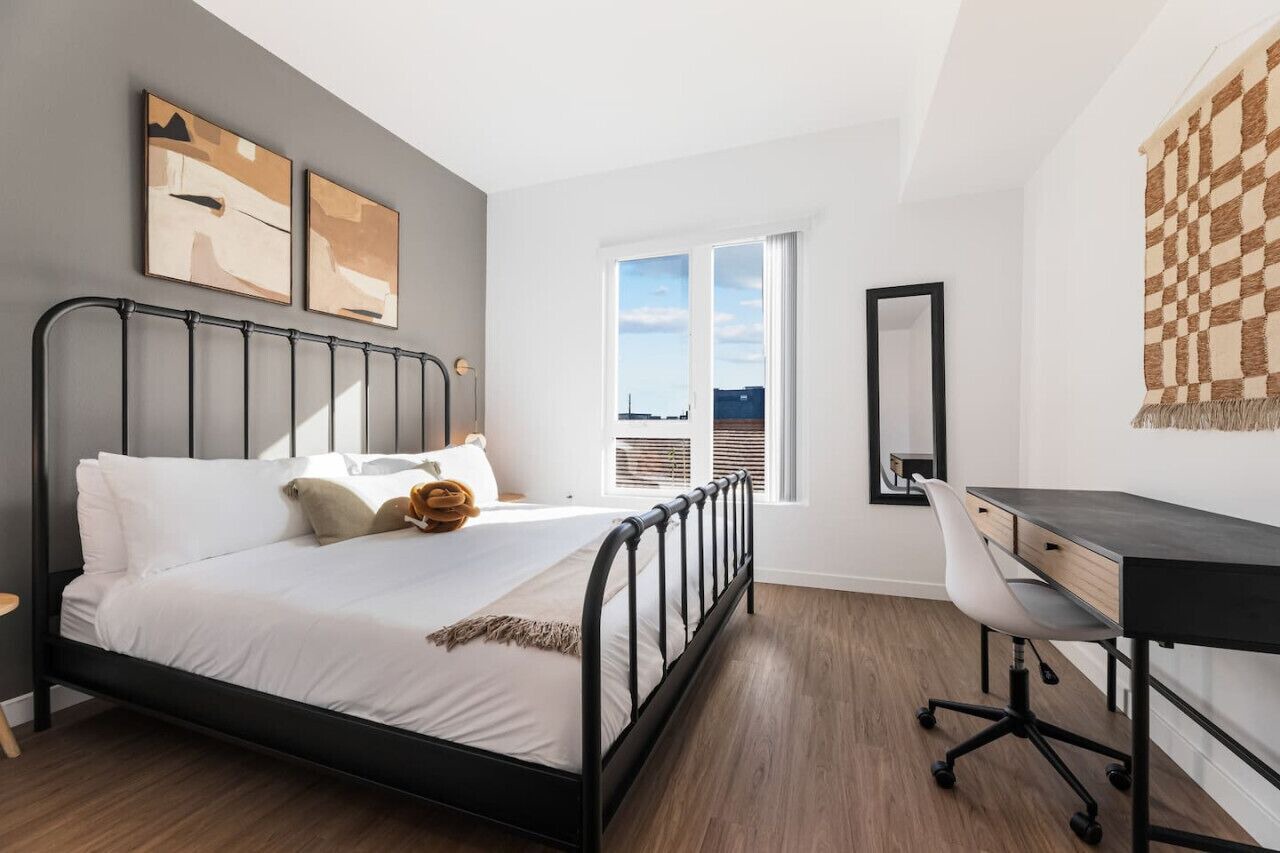 Light-Filled Artsy Stay in Little Tokyo, Walk to best Sushi Bars and Metro 1