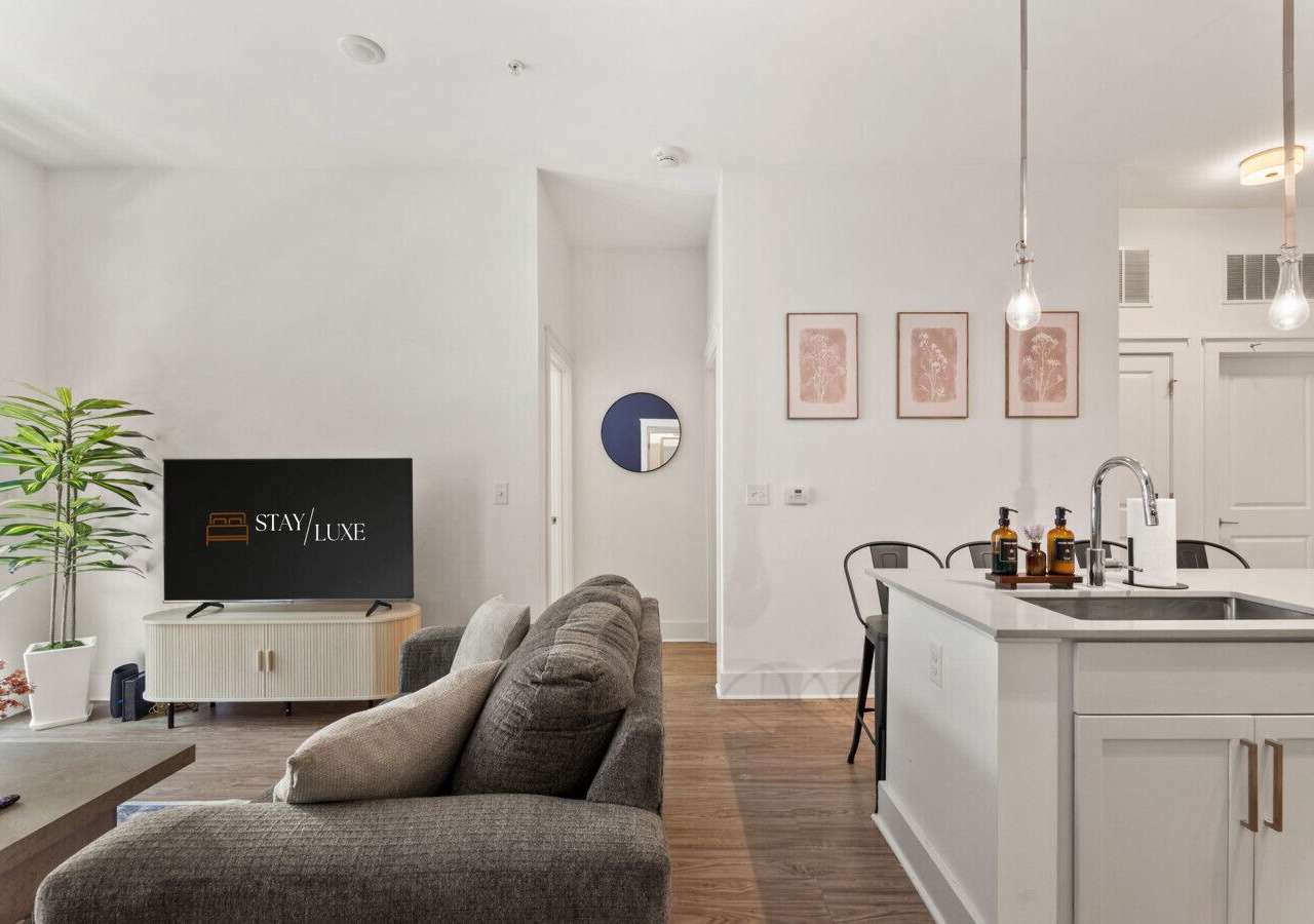 Carolina Charm - Free Parking, Pool, Gym 1