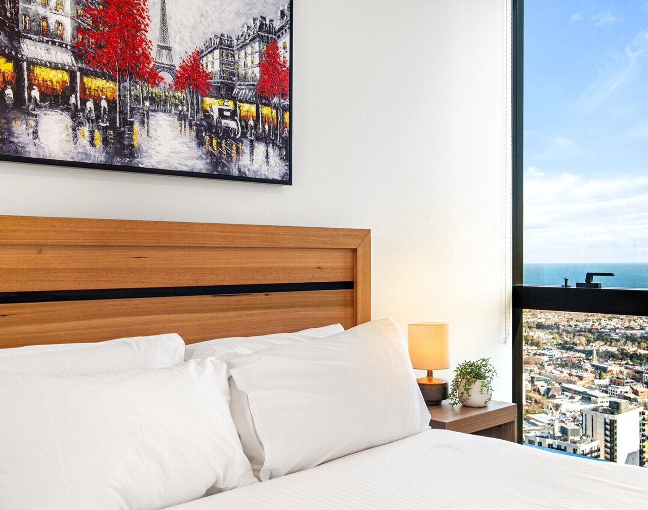 Stylish City Apartment with Expanding City Views 1