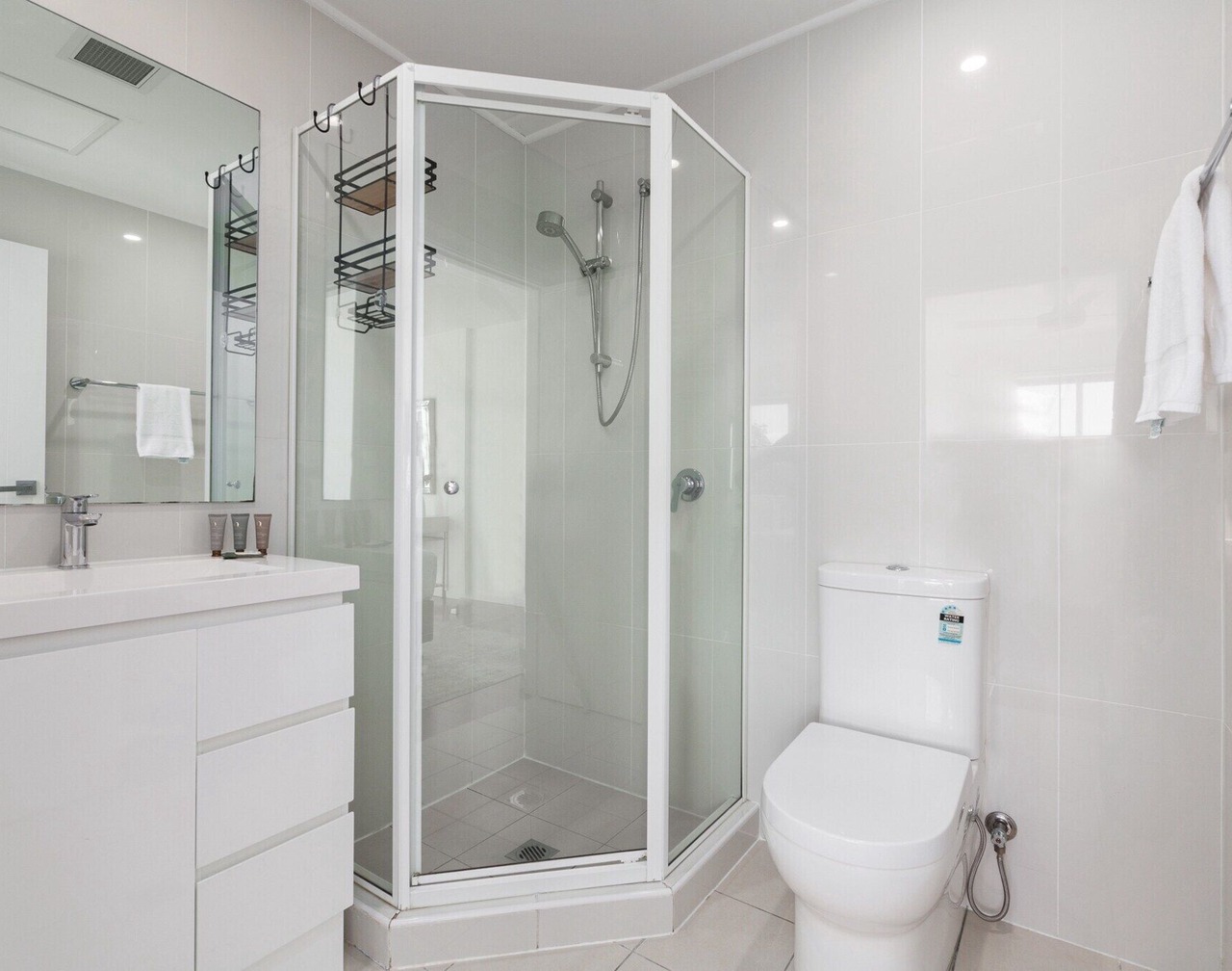 Bright 2-Bed Apartment with Balcony & Garage 1