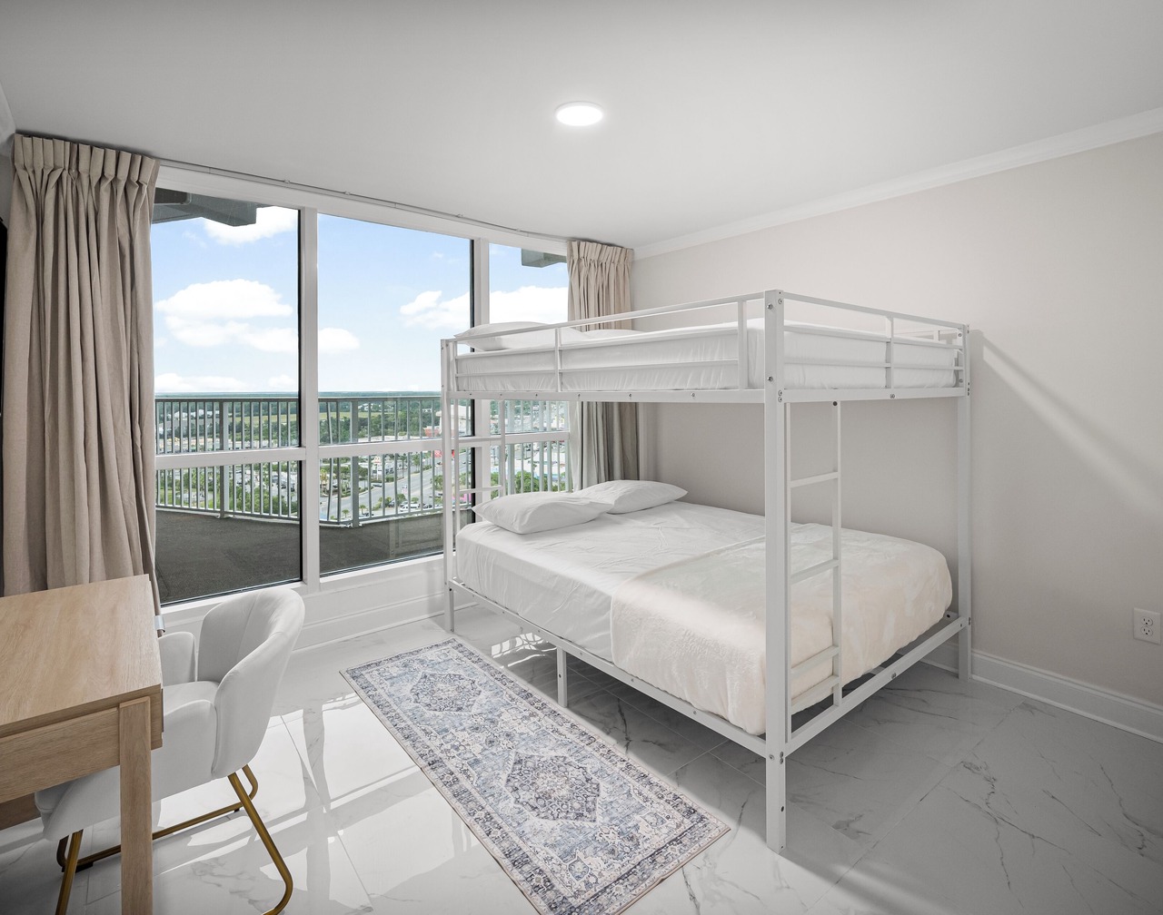 Spacious 6-bedroom luxury condo at Emerald Coast with resort amenities 1