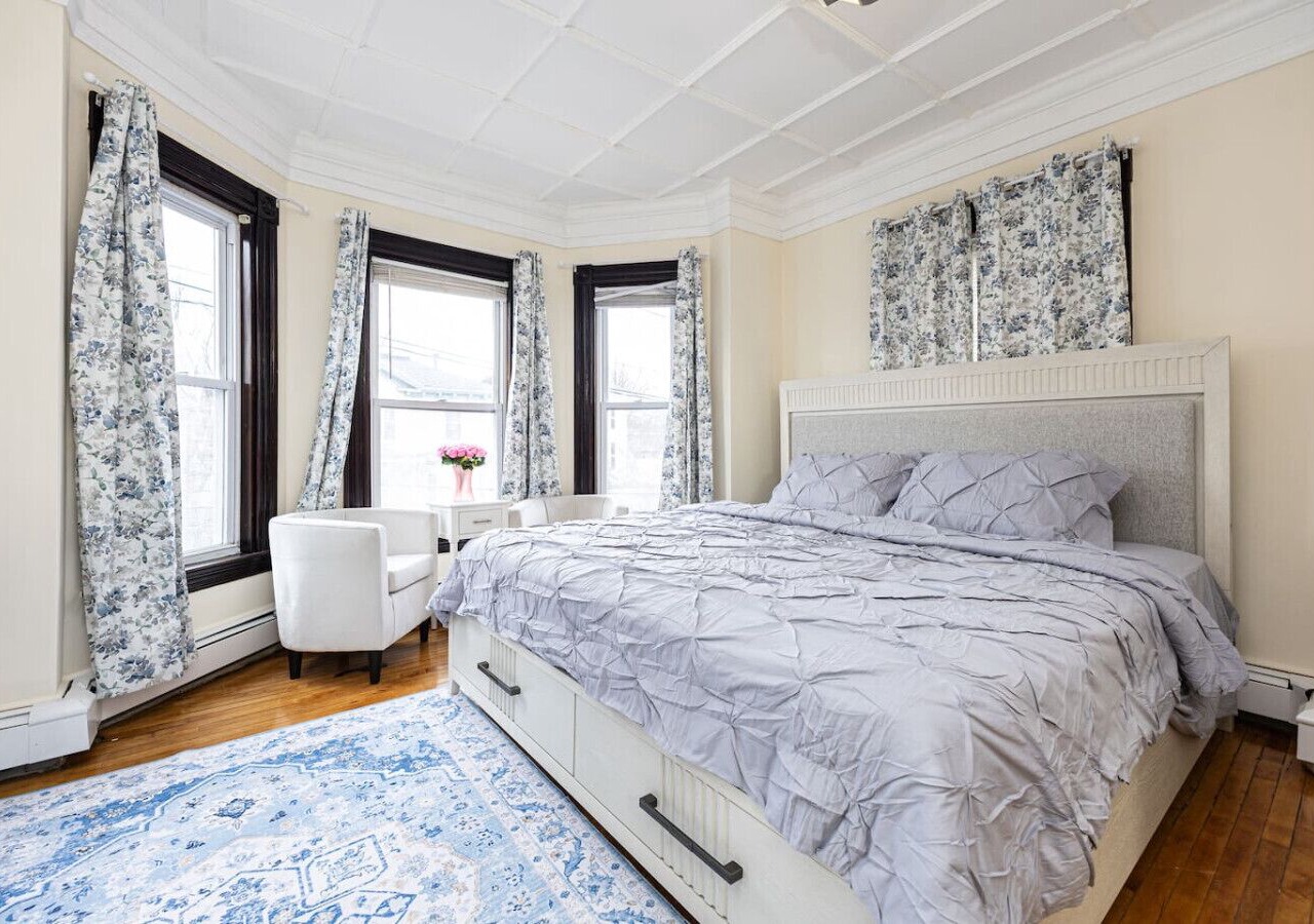 Historic Brownstone Elegance: Blue Colonial Suite 1