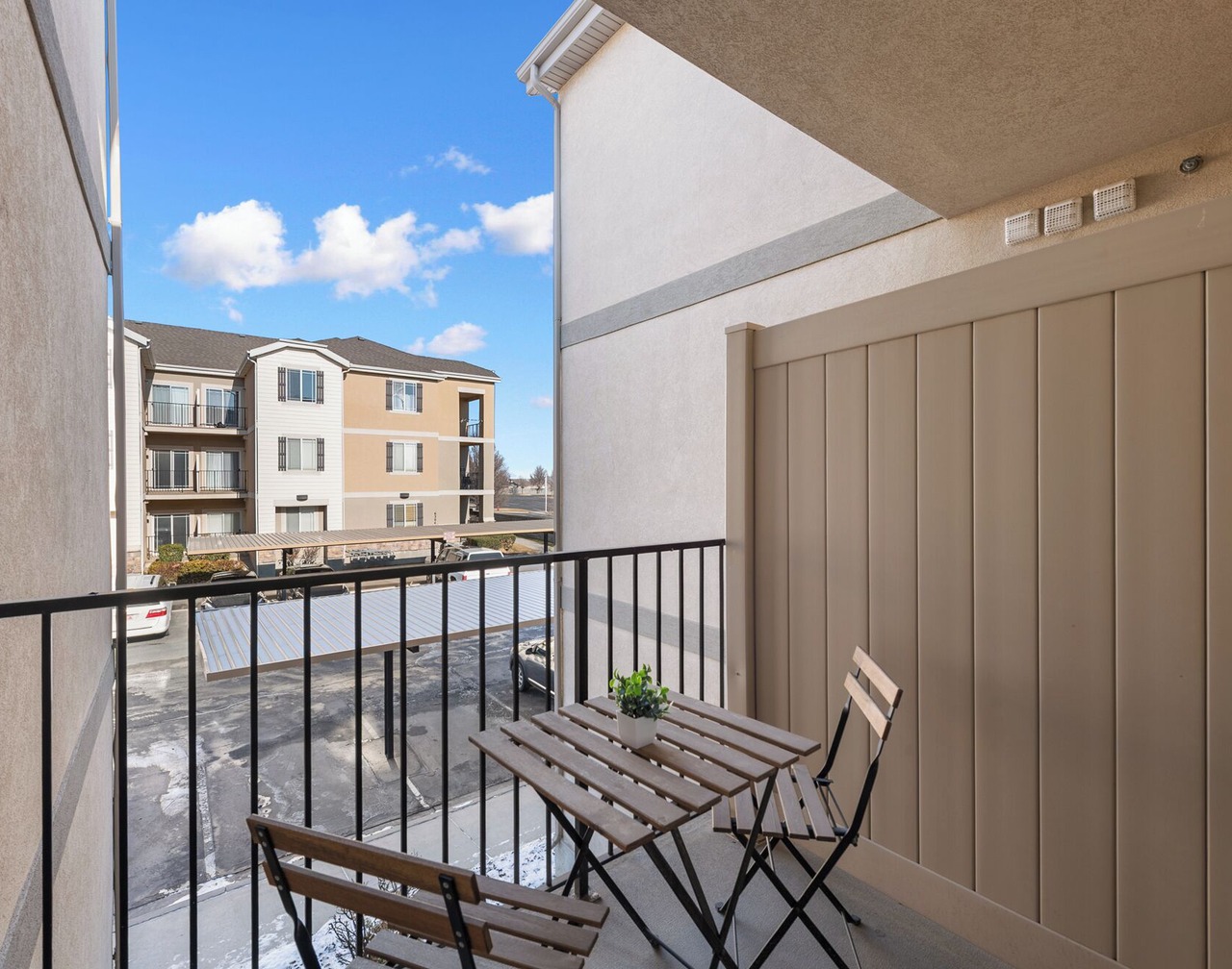 Stylish & Spacious w/King Beds, Mountain Views, Gym, Frwy Access & 2 Balconies! 1