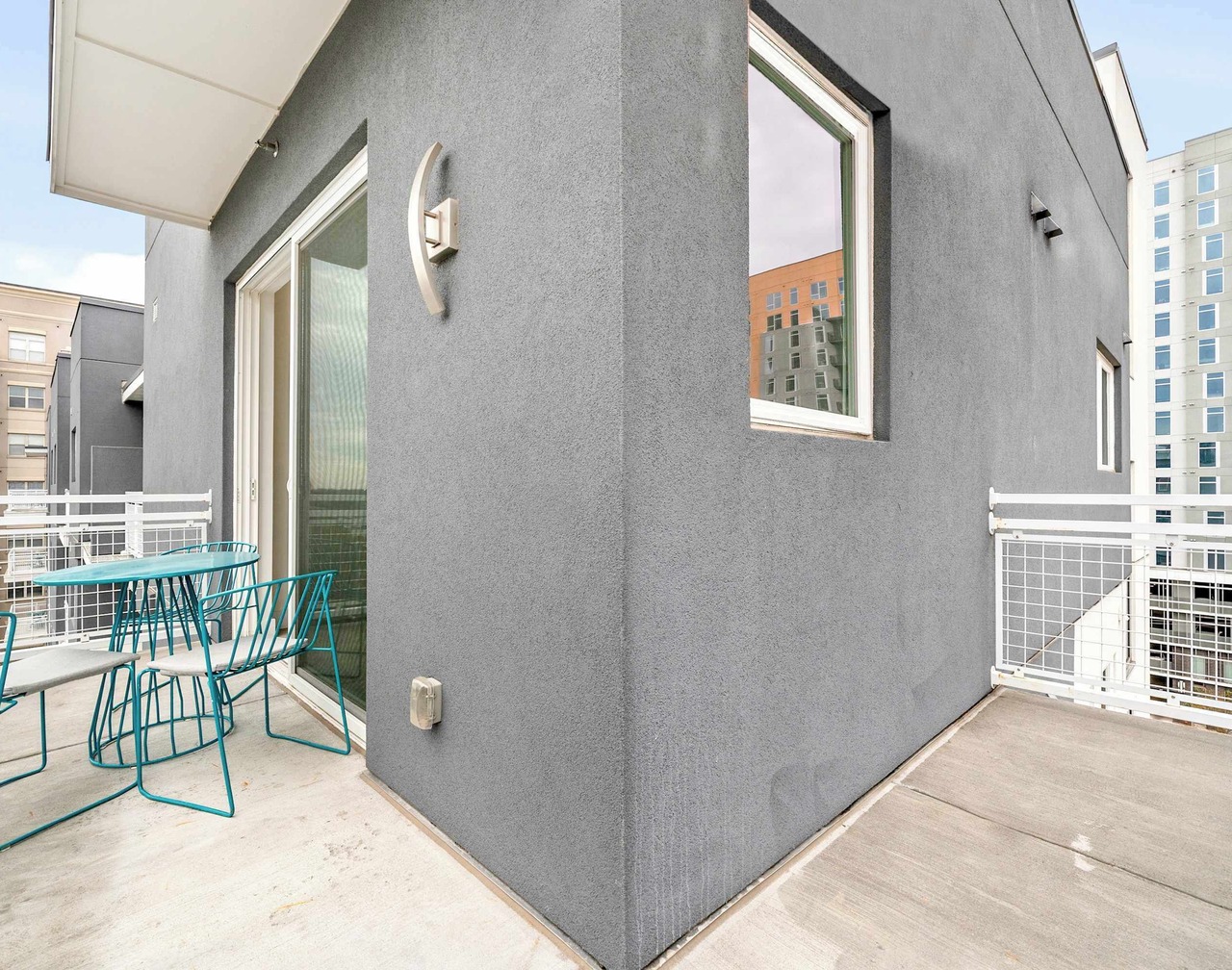 Two-Bedroom Apartment w/Balcony - Gym - Balcony 1