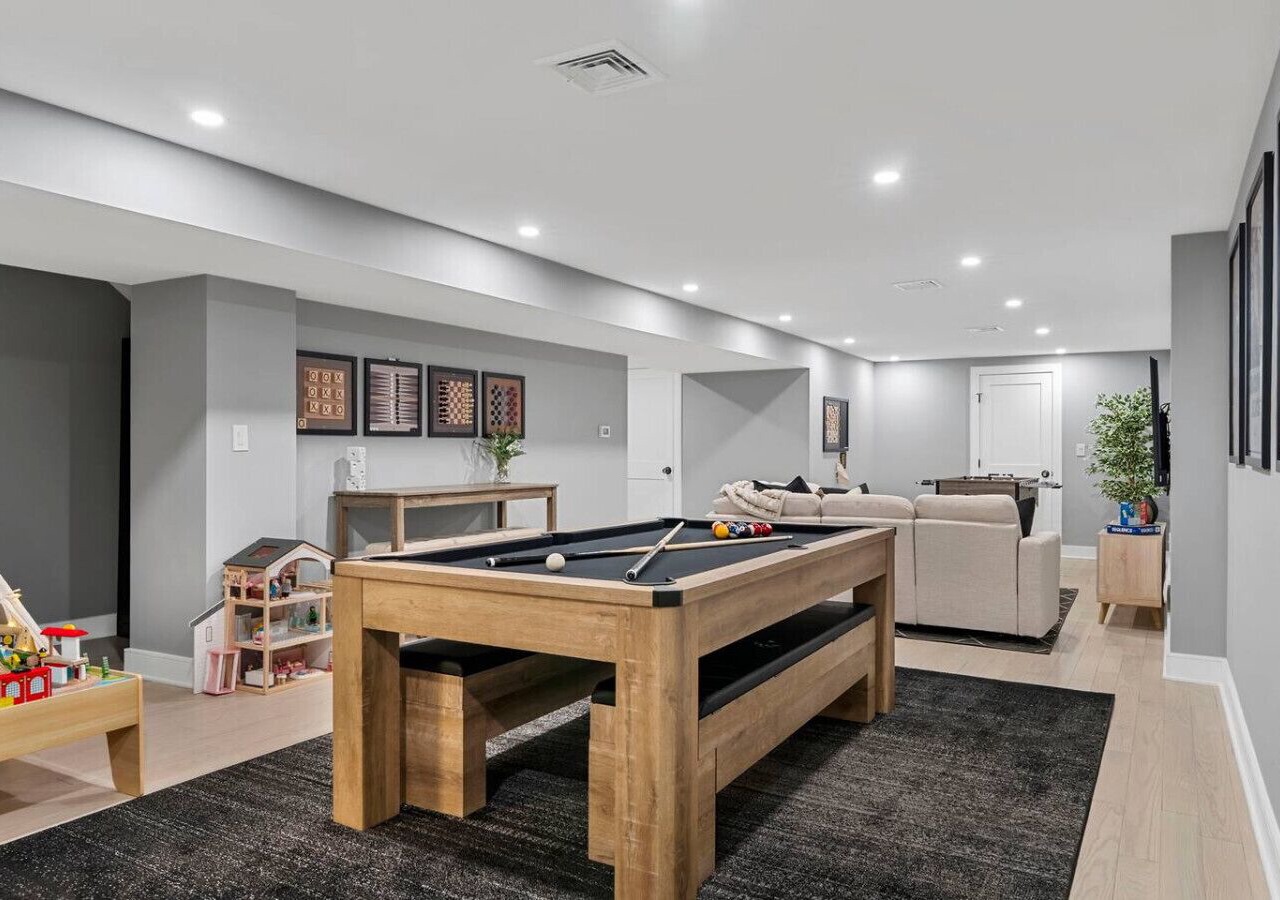 Boston-Harvard Mansion Sleeps 14 w/Spacious Game Room and Spa Bath 1