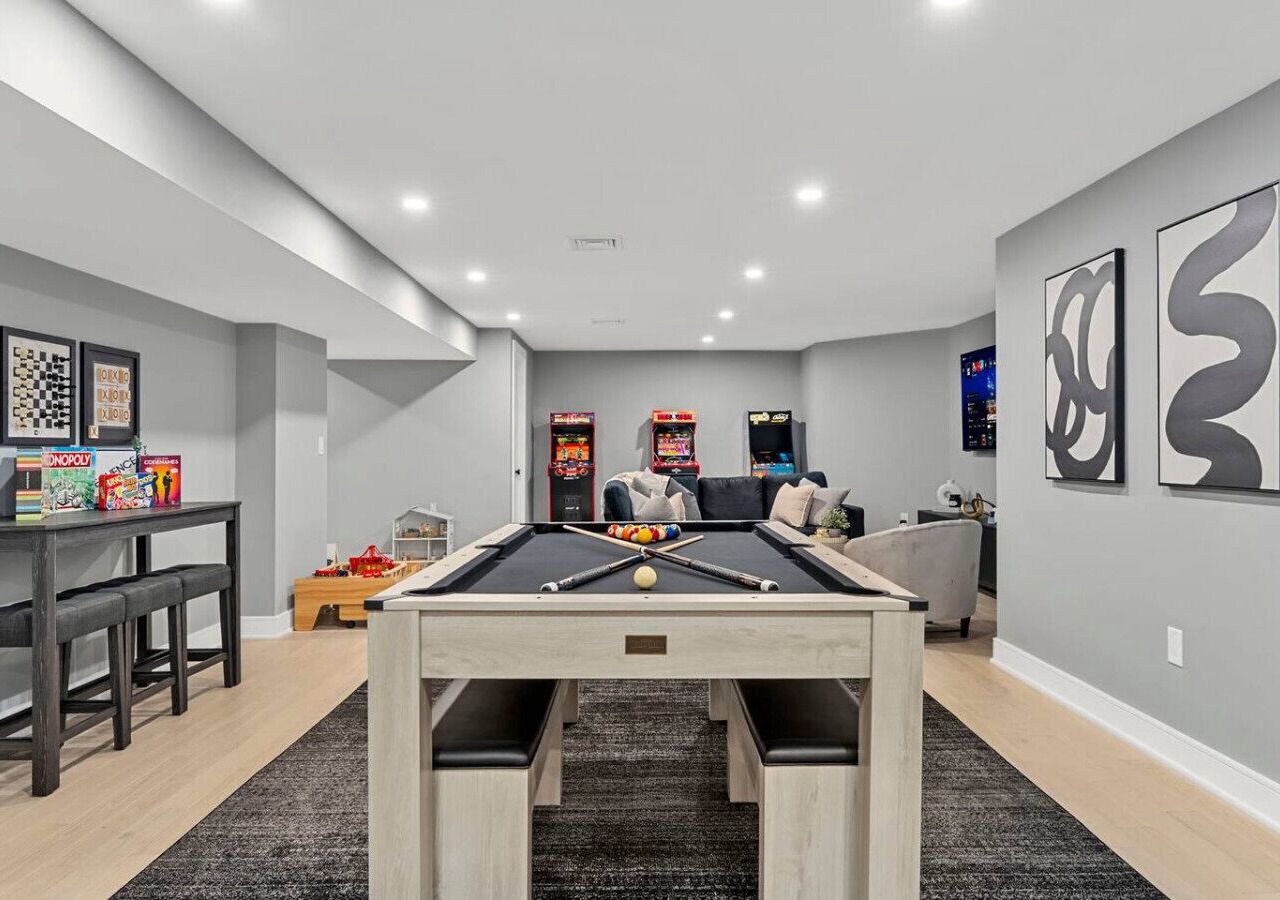 Ultimate Cambridge Mansion Sleeps 14 with Spa Bath, HUGE Game Room & 2 Parking 1