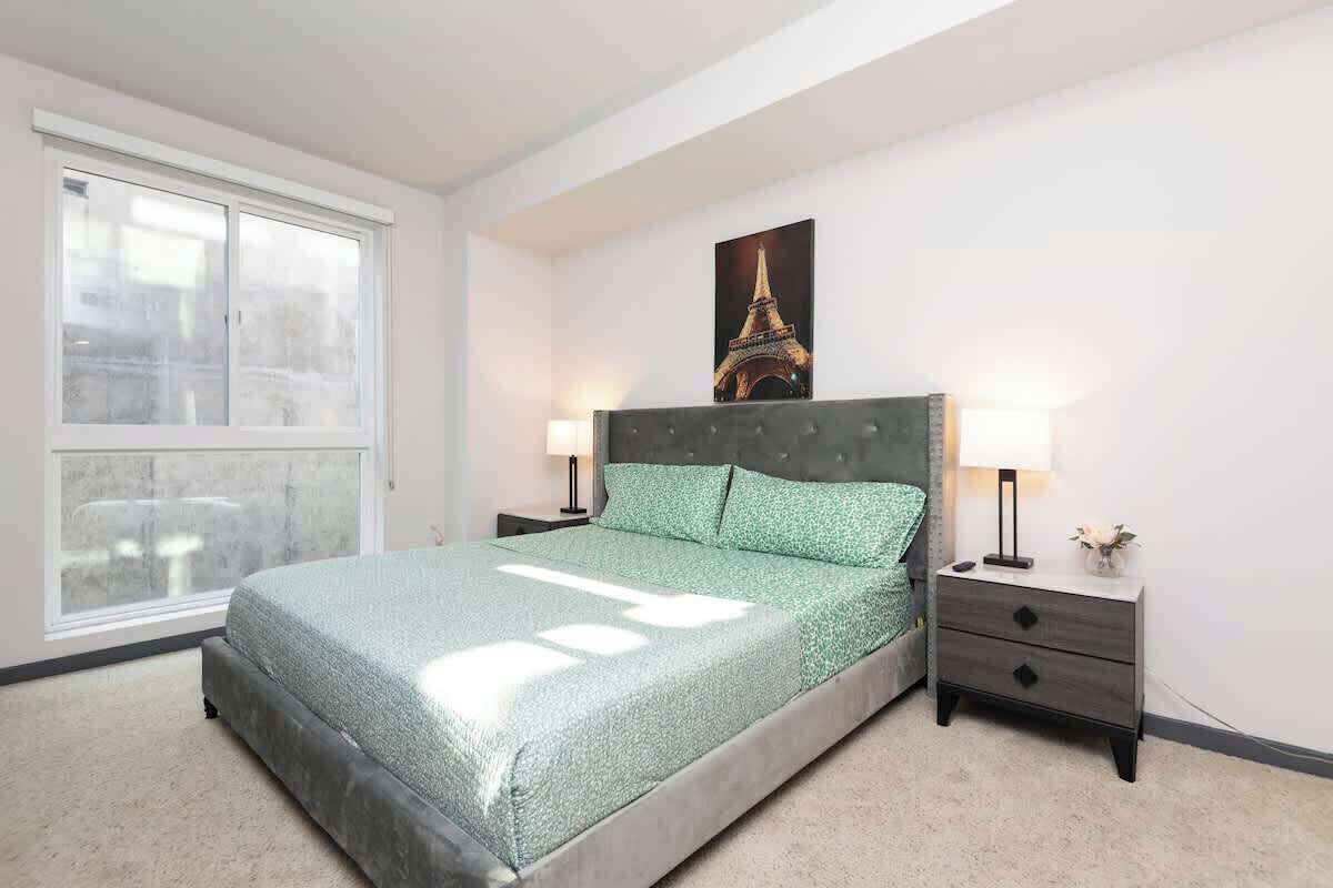 Modern 3BR City Escape | Balcony & Rooftop Pool 1