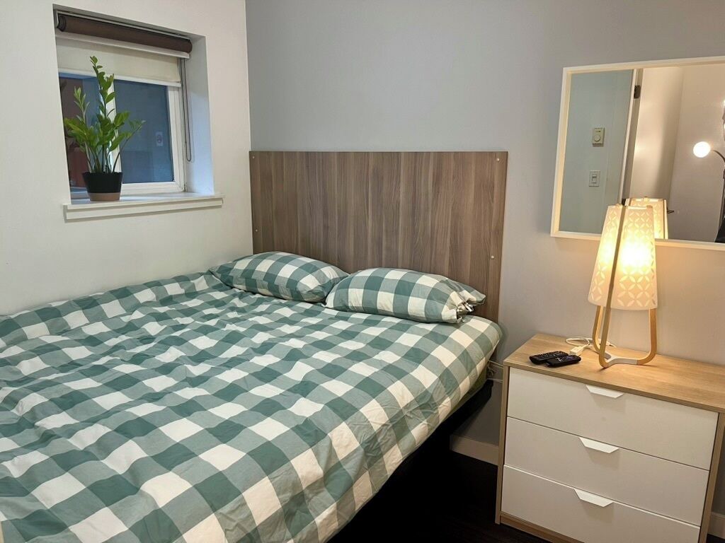 ONE BEDROOM IN VANCOUVER'S HISTORIC GASTOWN! Near dining, nightlife & shopping 1