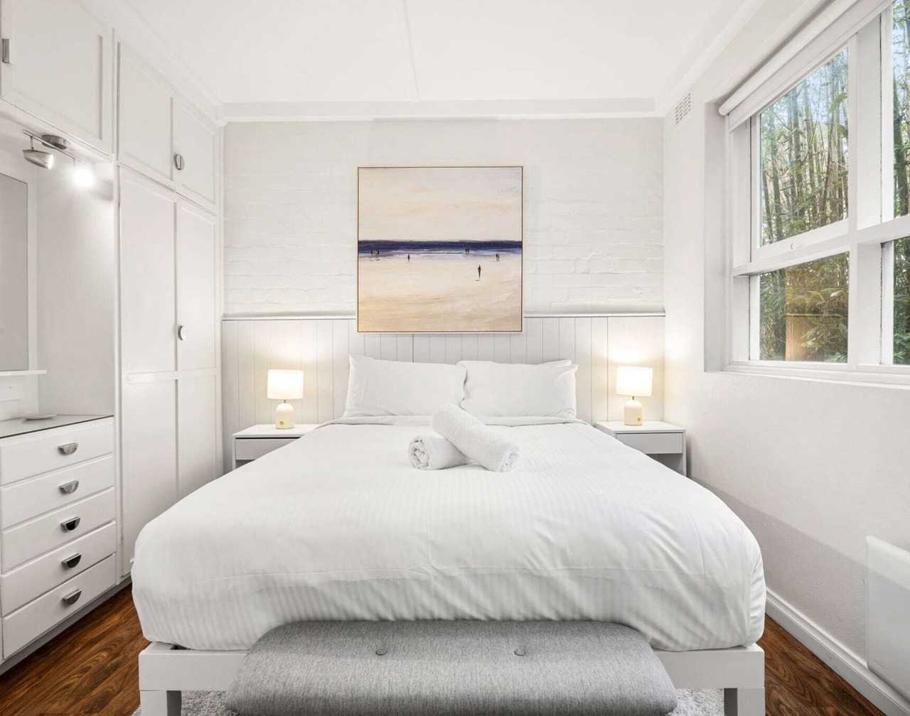 Charming 1-Bed with Fireplace by the Beach 1