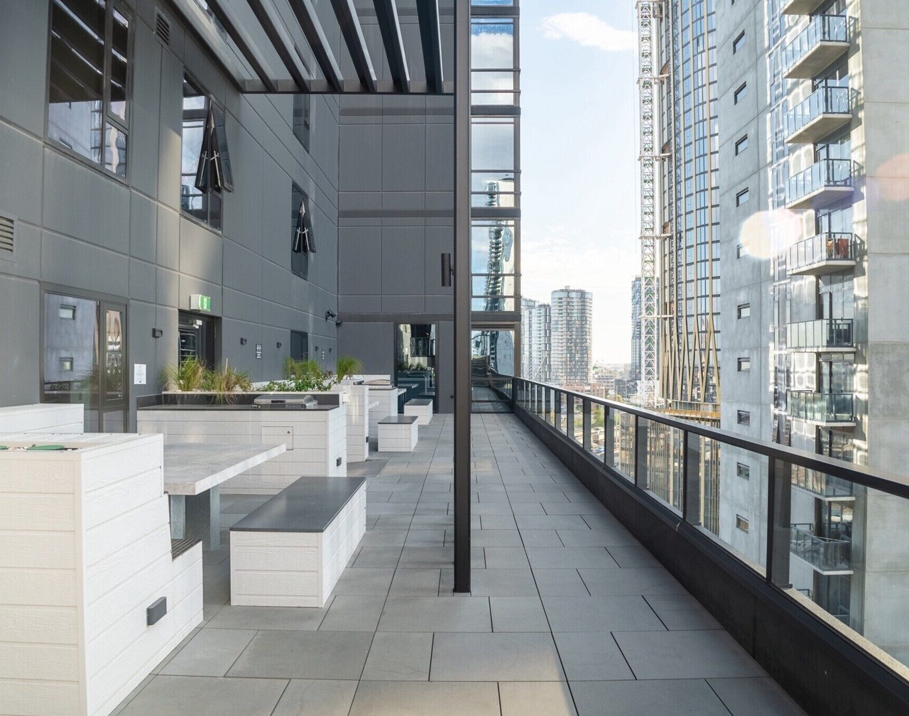 Stylish Southbank 1-bedroom with pool and Gym 1